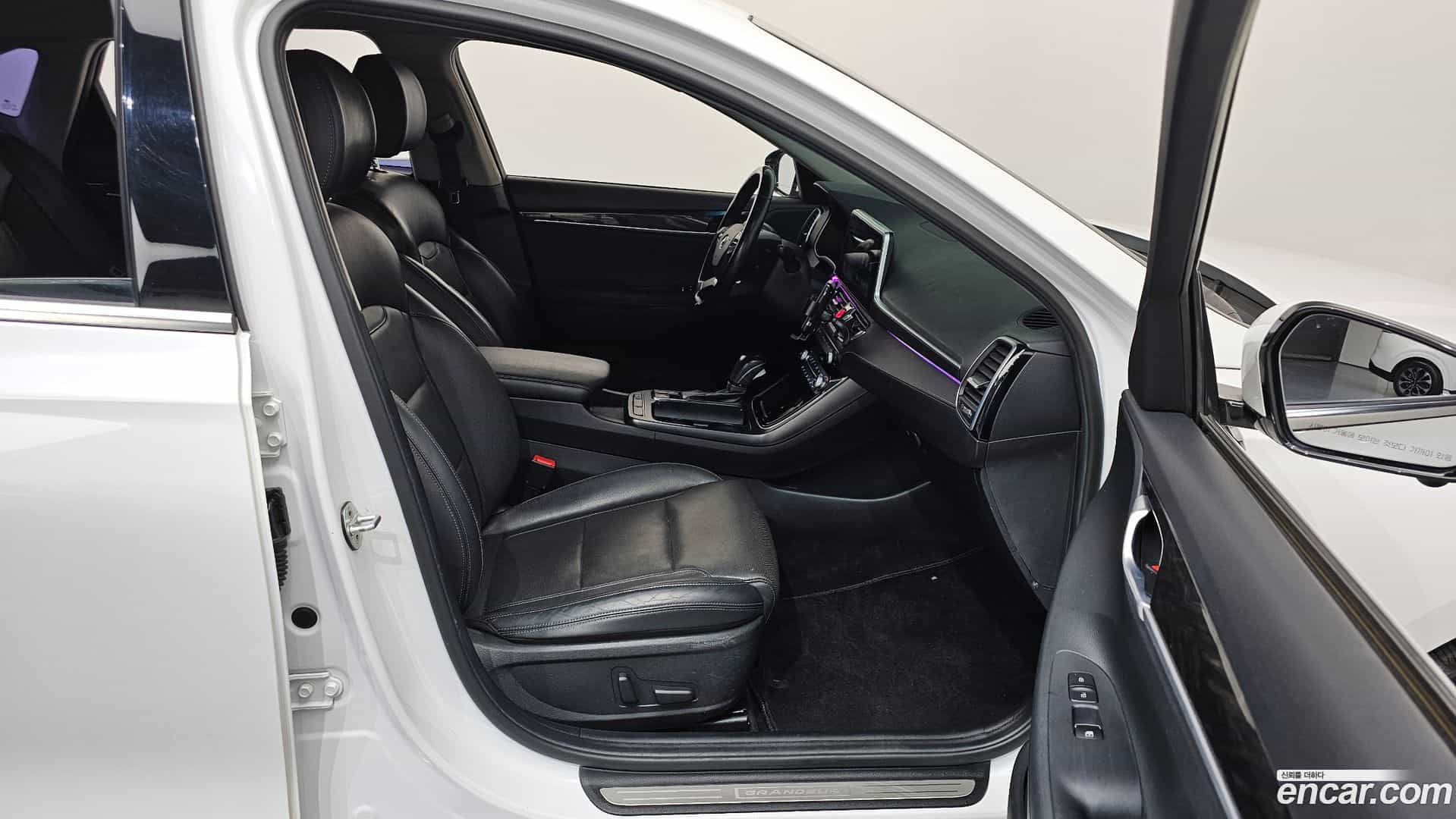 Grandeur Hyundai 2017.8-OPTION-015