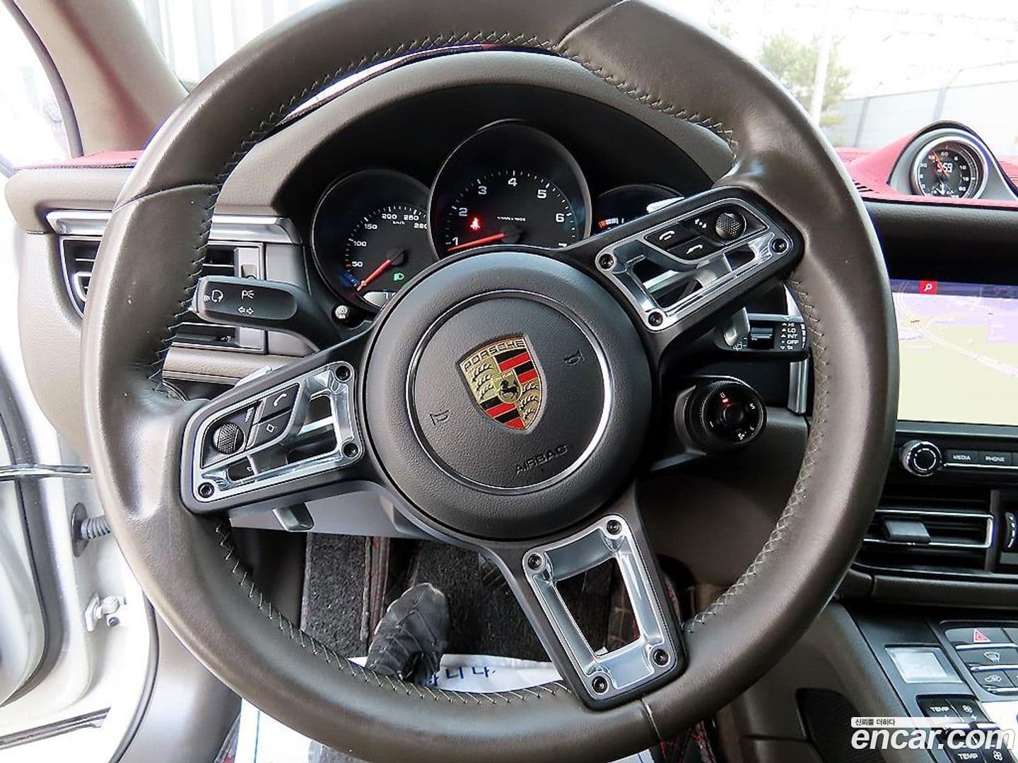 Main__Slider__Photo:Macan Porsche 2021.6-7