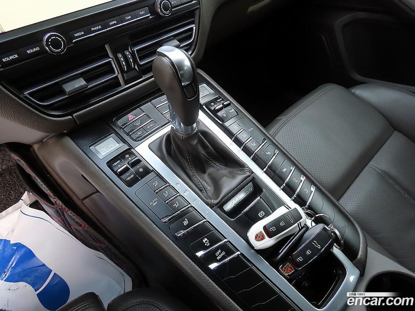 Main__Slider__Photo:Macan Porsche 2021.6-9