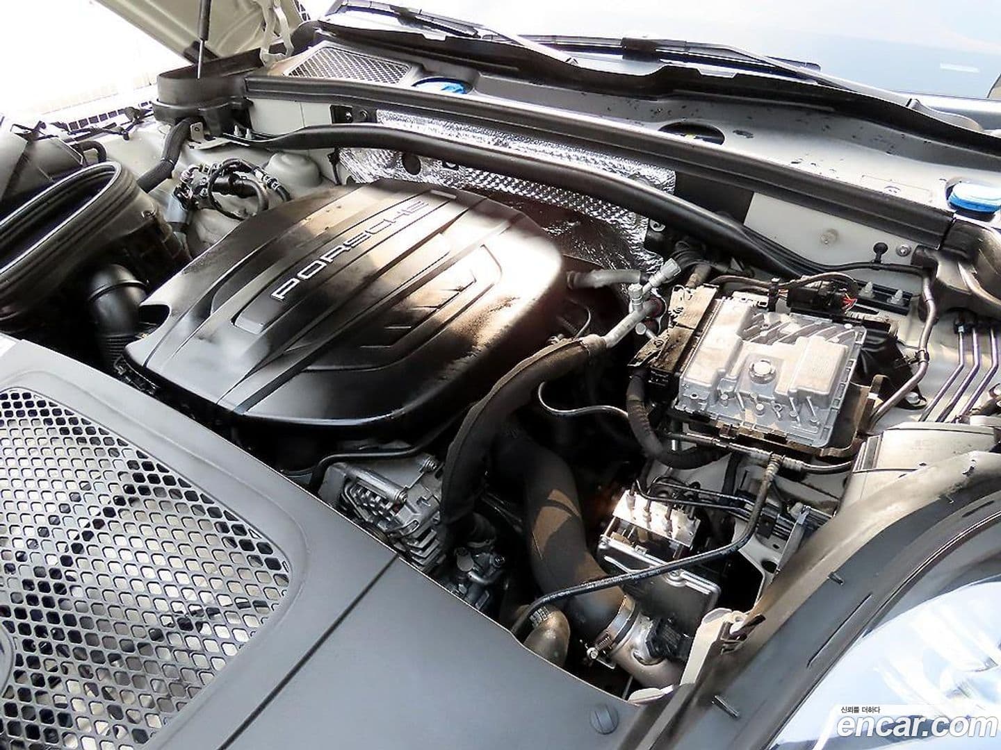 Main__Slider__Photo:Macan Porsche 2021.6-18