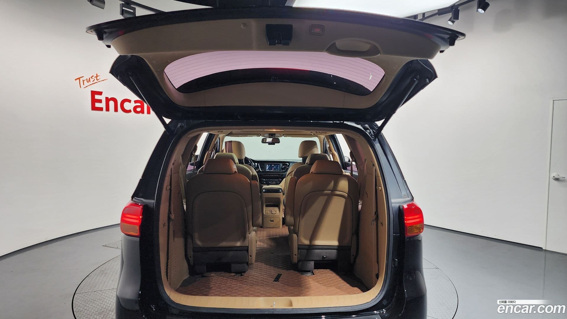 Main__Slider__Photo:Canival Kia 2017.0-19