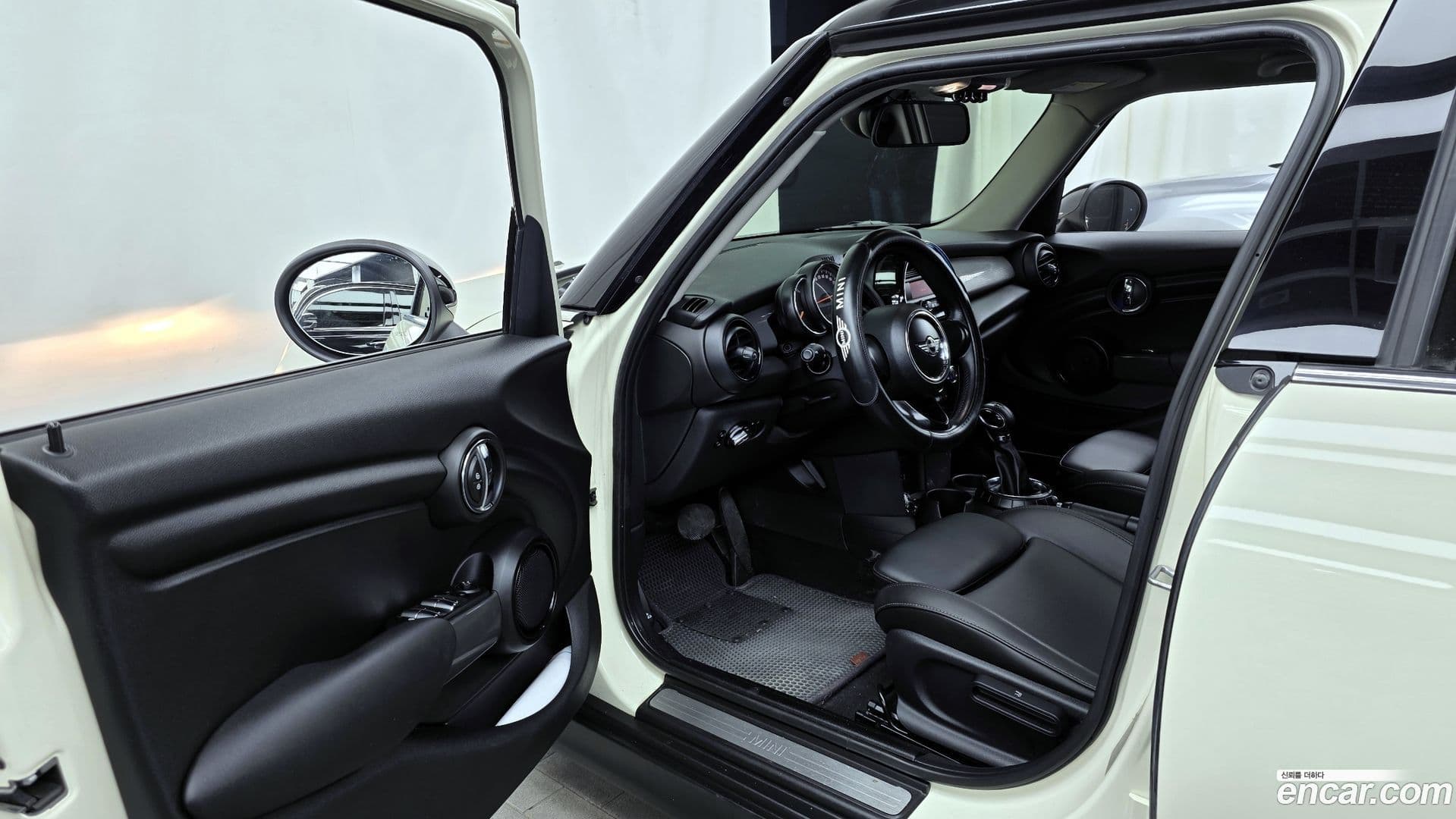 Main__Slider__Photo:Cooper Mini 2015.6-9