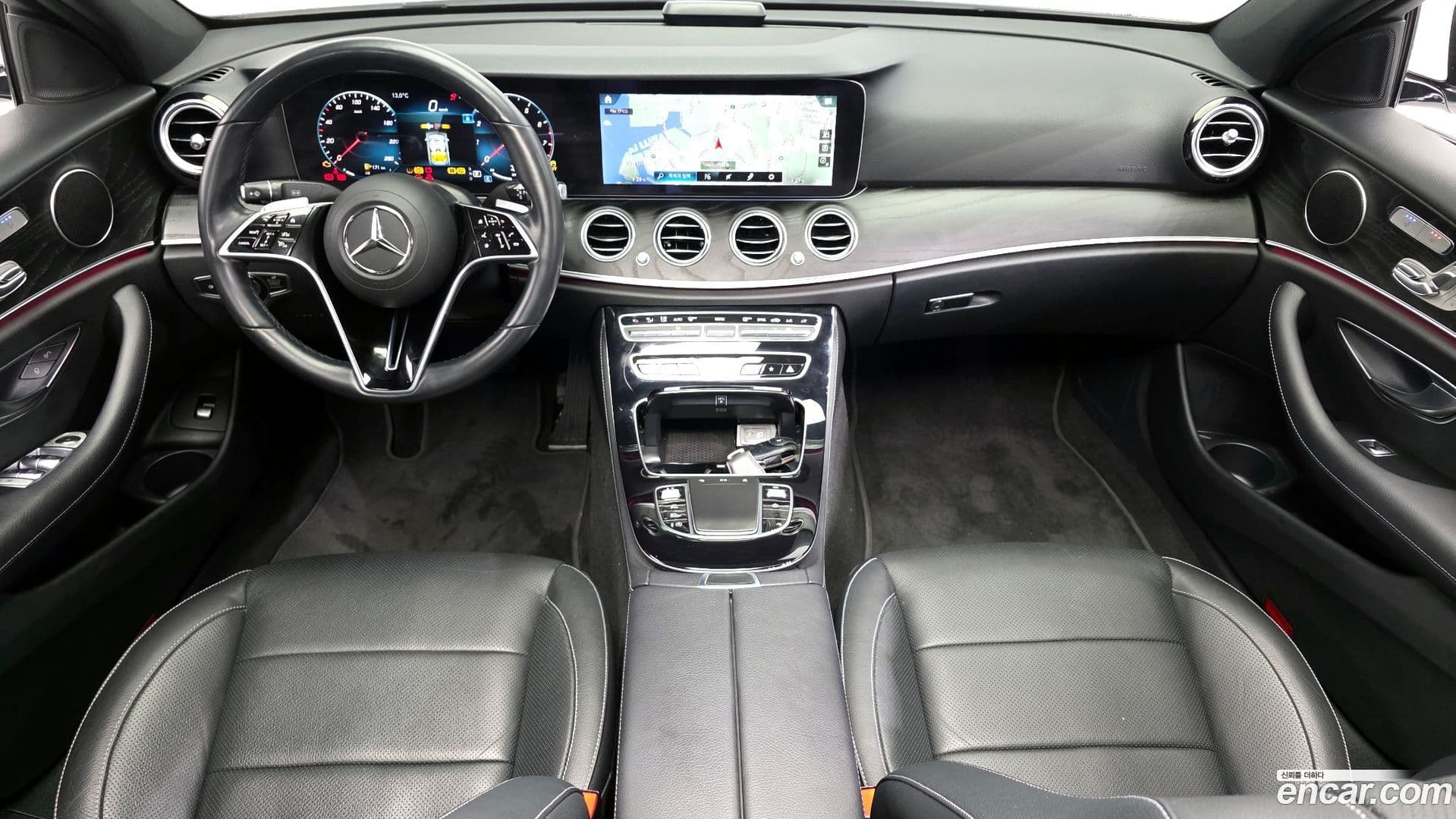 Main__Slider__Photo:E-Class Mercedes-Benz 2022.1-6