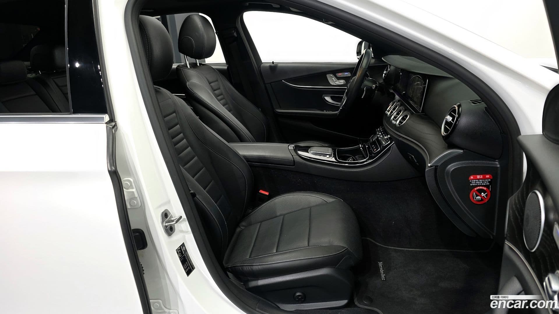 Main__Slider__Photo:E-Class Mercedes-Benz 2022.1-10