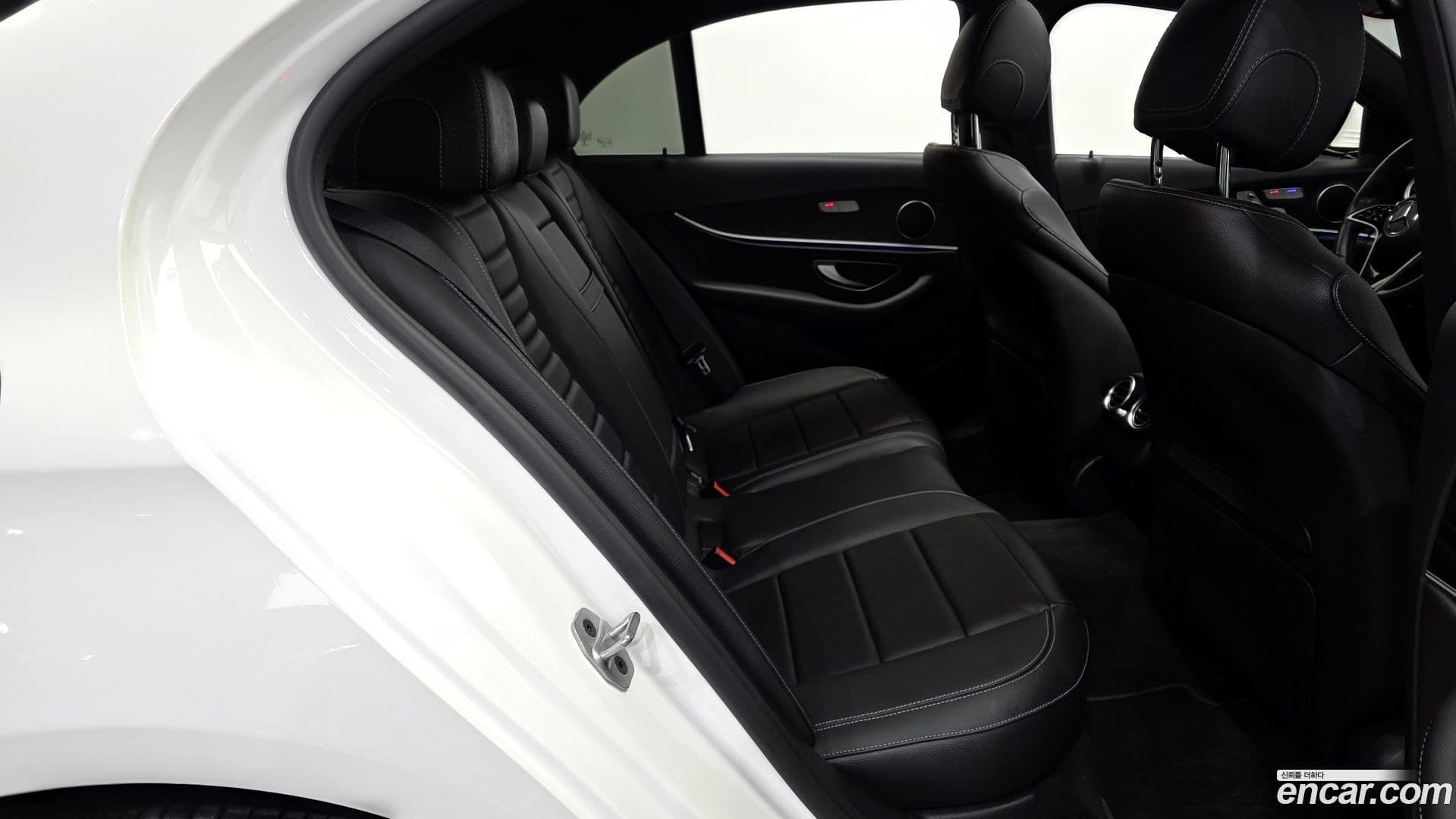 Main__Slider__Photo:E-Class Mercedes-Benz 2022.1-11