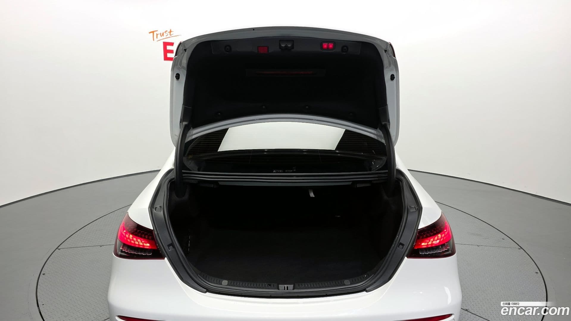 Main__Slider__Photo:E-Class Mercedes-Benz 2022.1-19