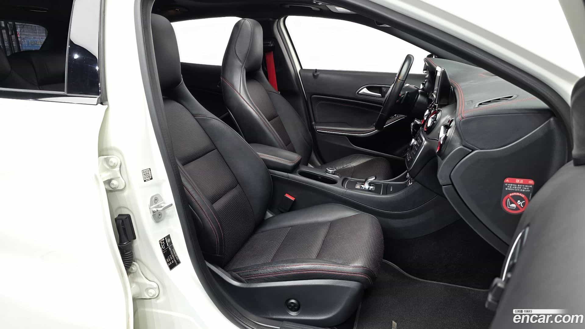 GLA-Class Mercedes-Benz 2015.8-INNER-010