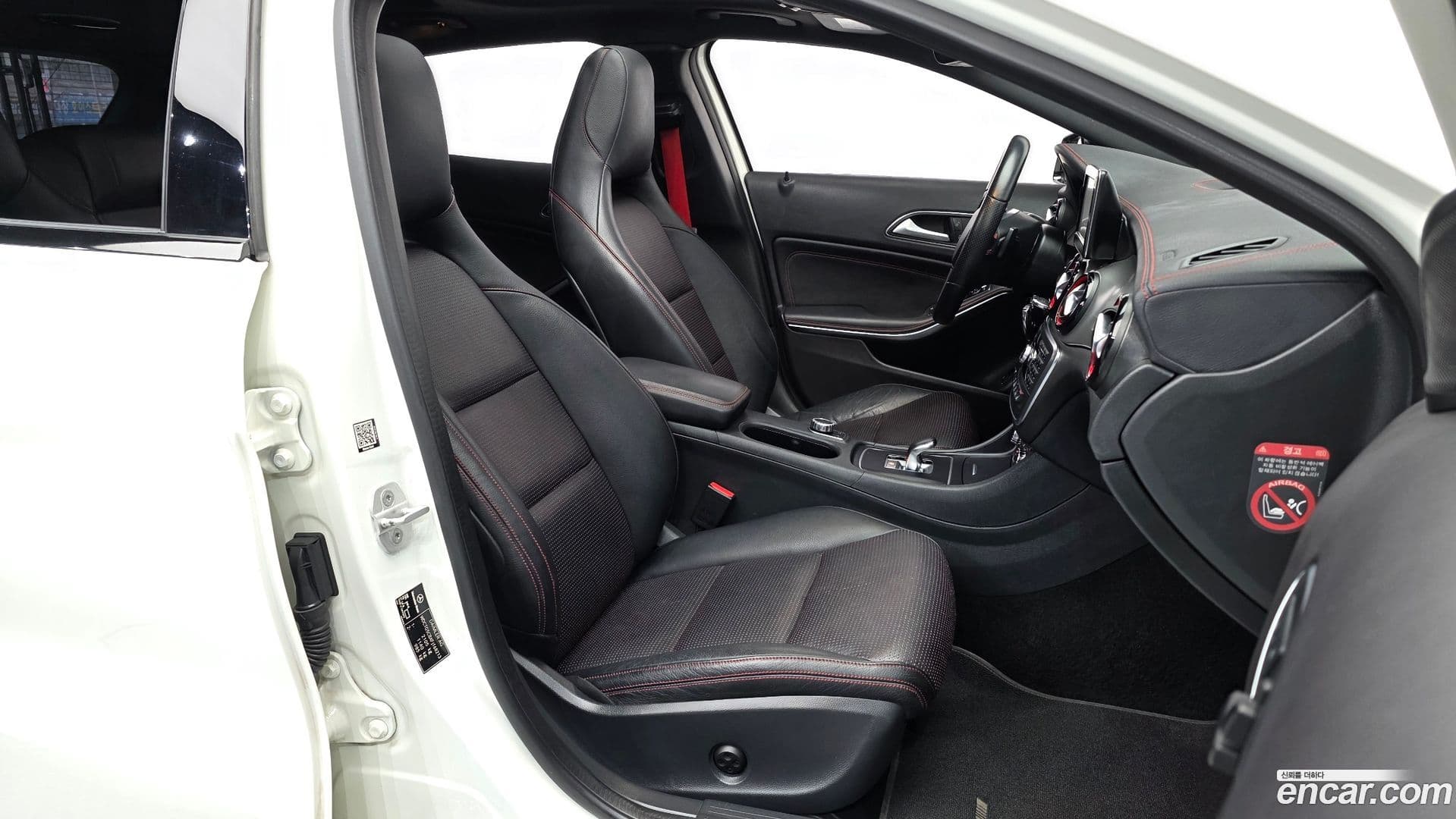 Main__Slider__Photo:GLA-Class Mercedes-Benz 2015.8-9