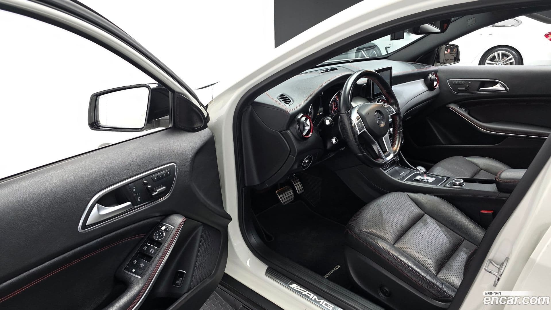 Main__Slider__Photo:GLA-Class Mercedes-Benz 2015.8-10