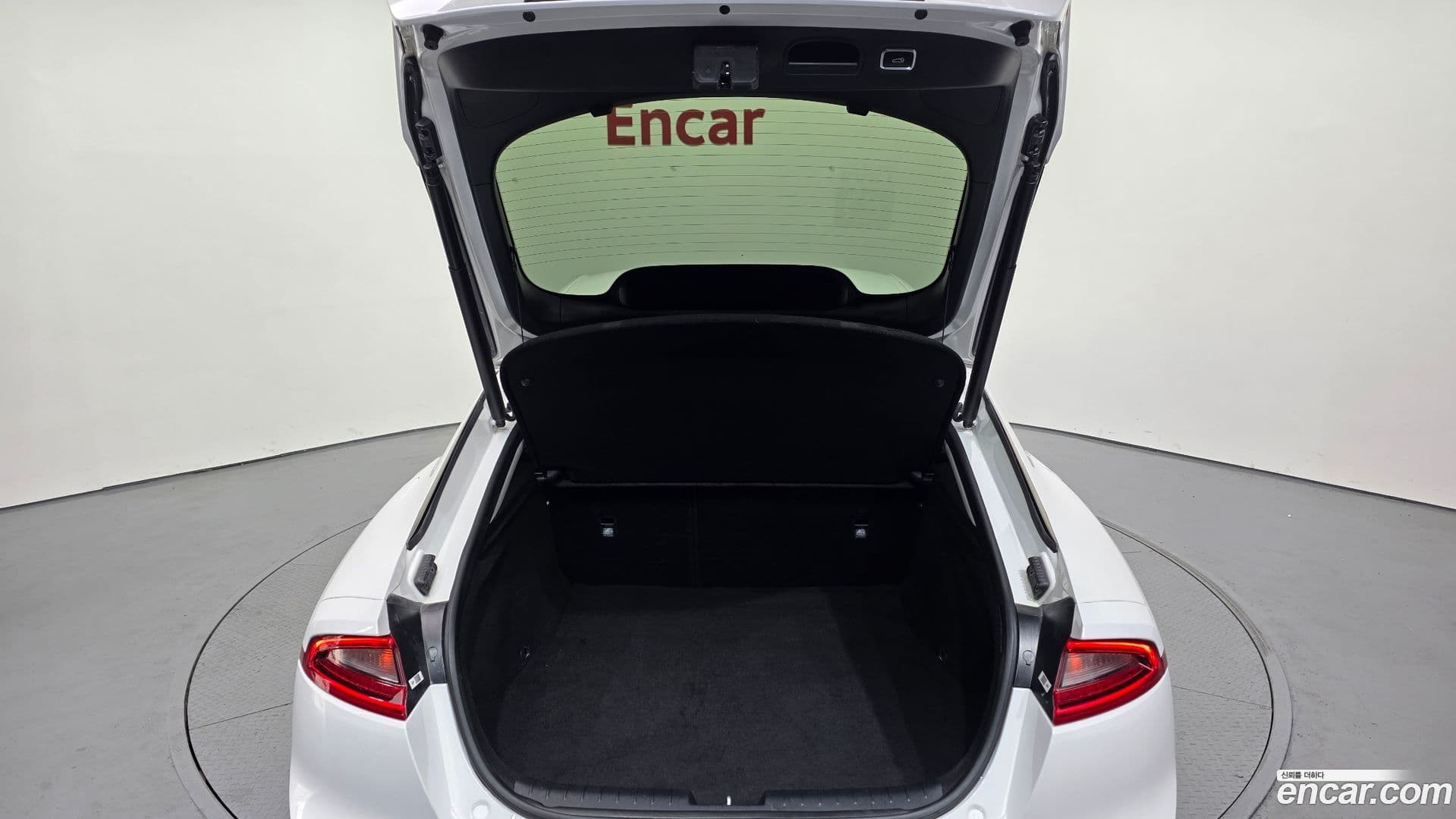 Main__Slider__Photo:Stinger Kia 2017.6-19