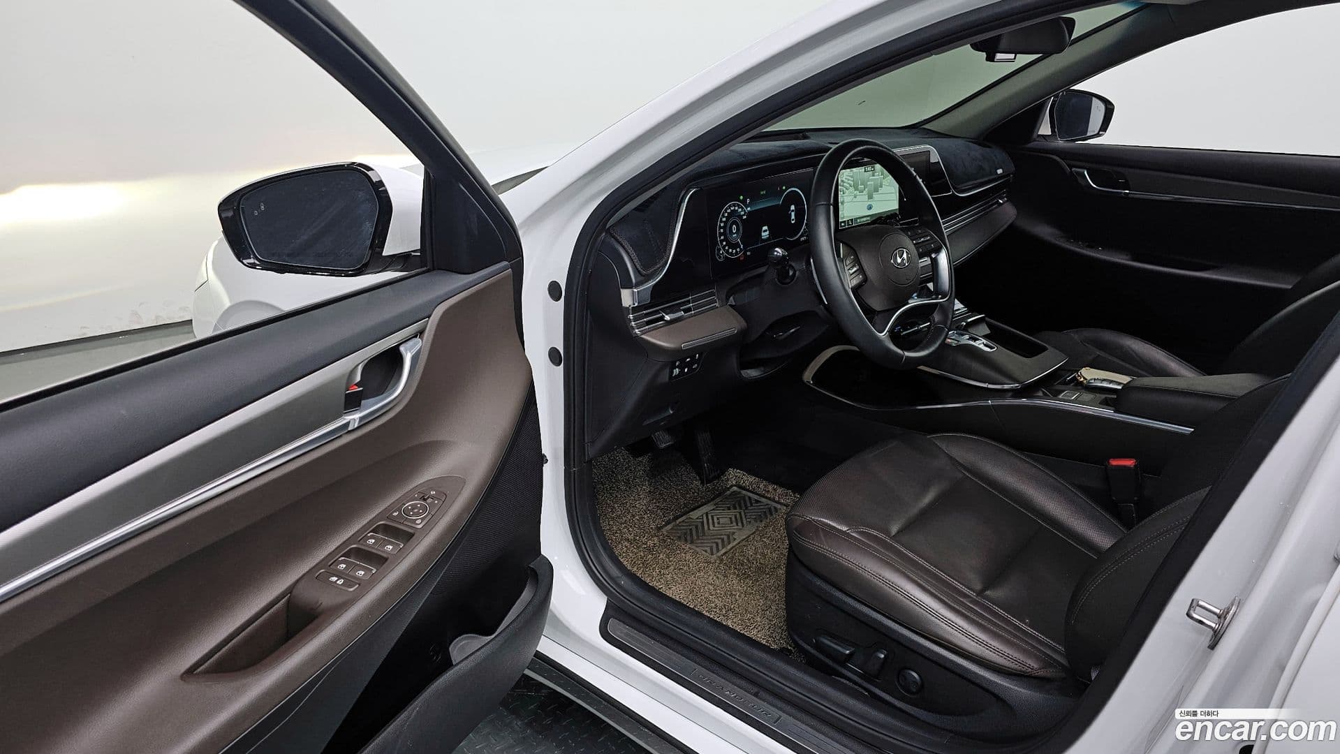 Main__Slider__Photo:Grandeur Hyundai 2022.9-10