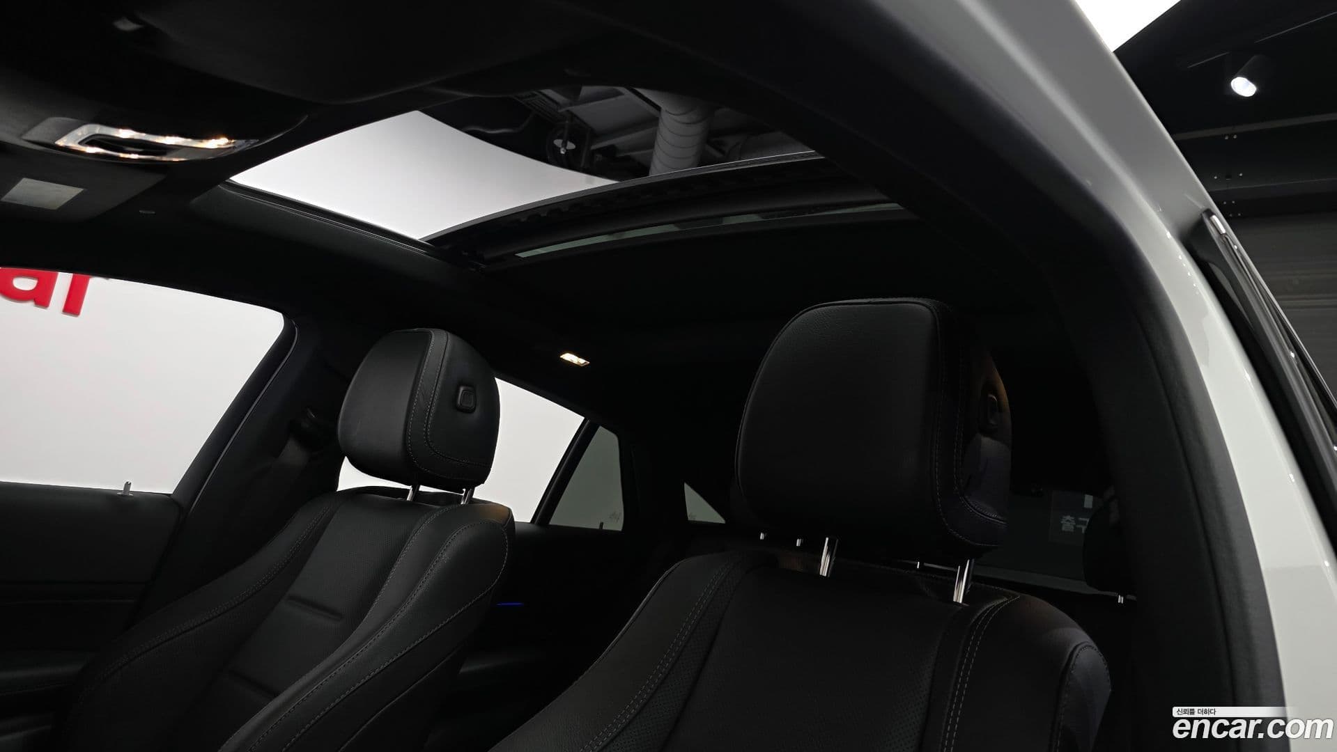 Main__Slider__Photo:GLE-Class Mercedes-Benz 2023.11-18