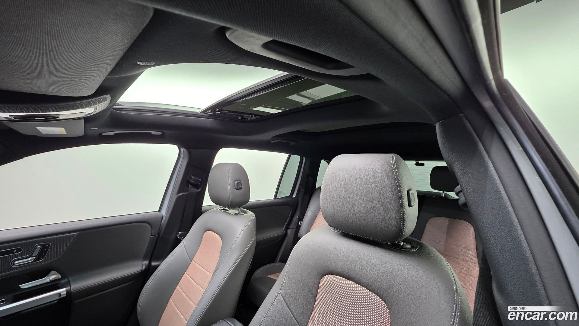 Main__Slider__Photo:EQB Mercedes-Benz 2023.7-10