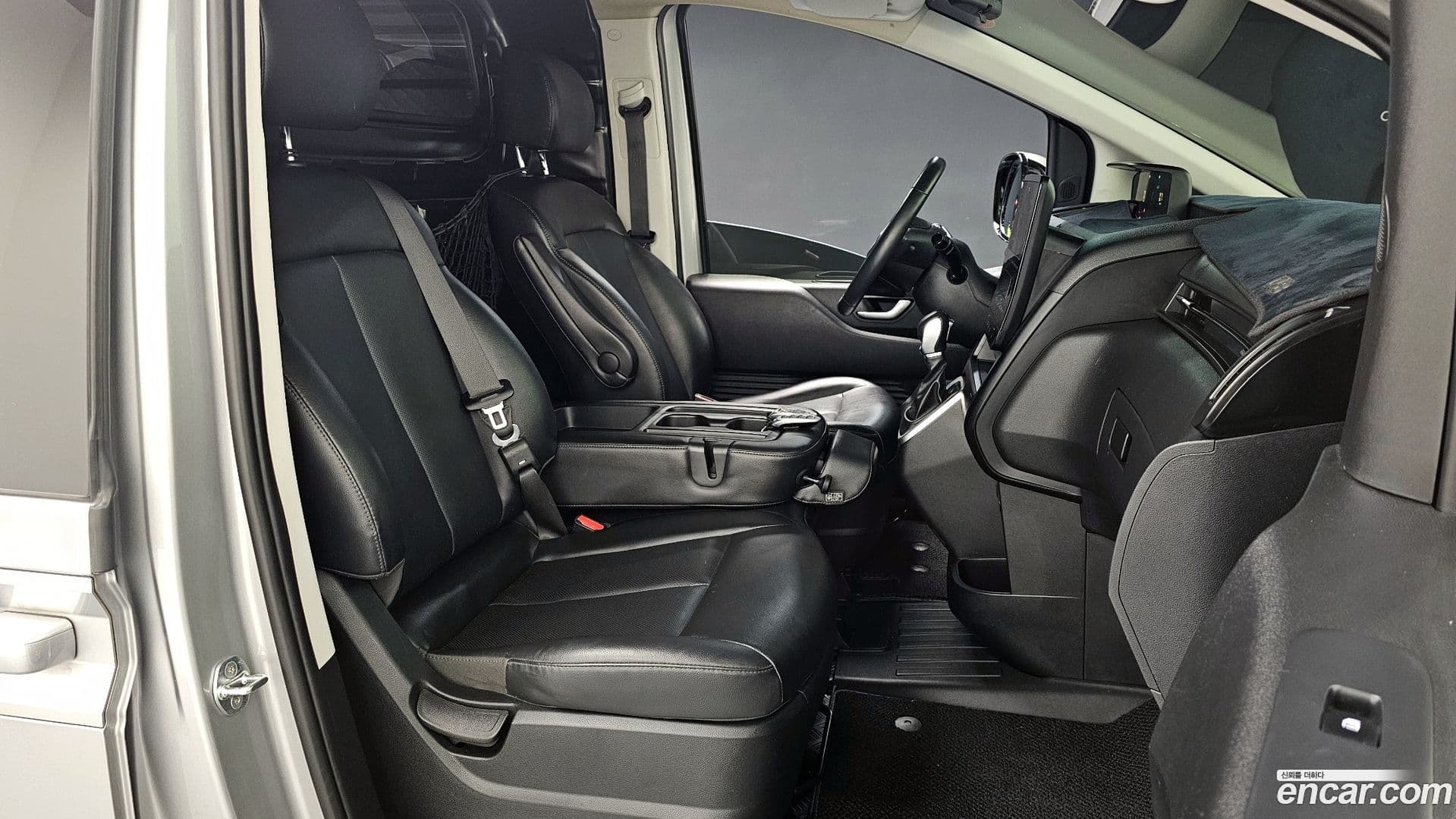 Main__Slider__Photo:Staria Hyundai 2022.10-9