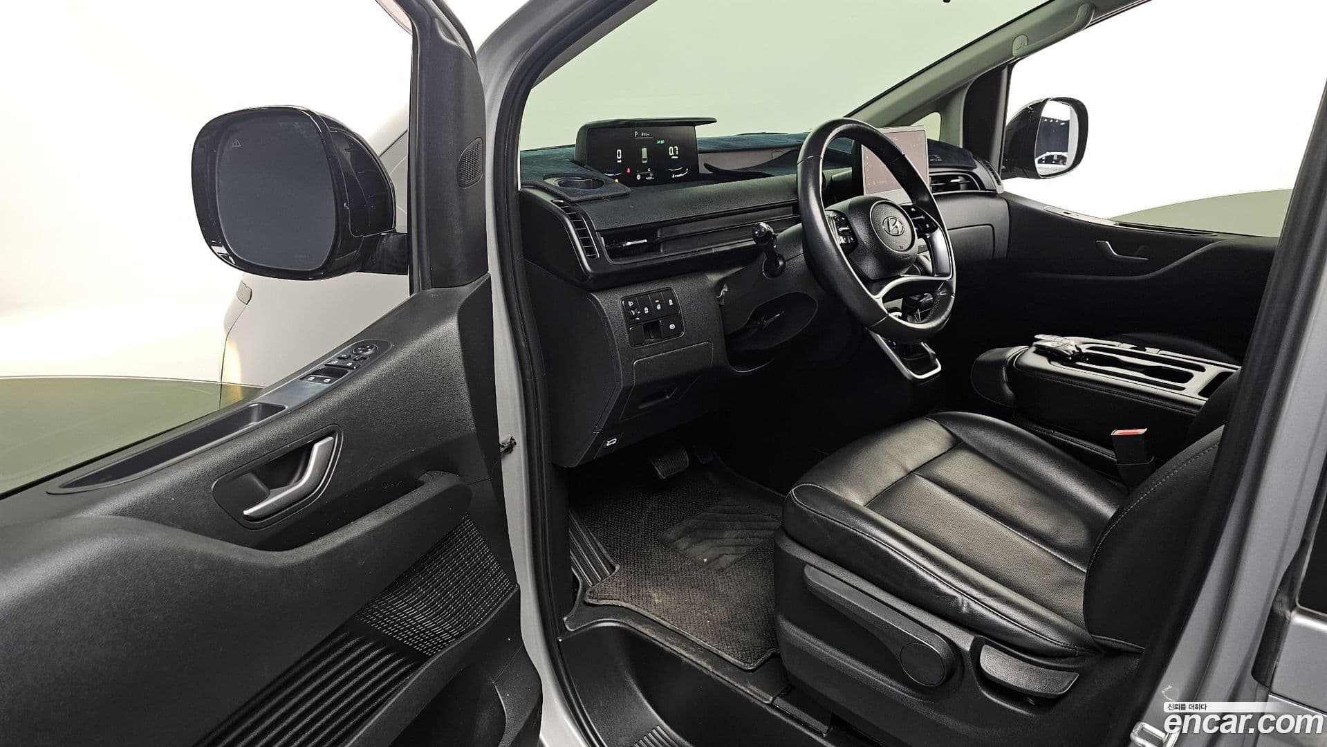 Main__Slider__Photo:Staria Hyundai 2022.10-10