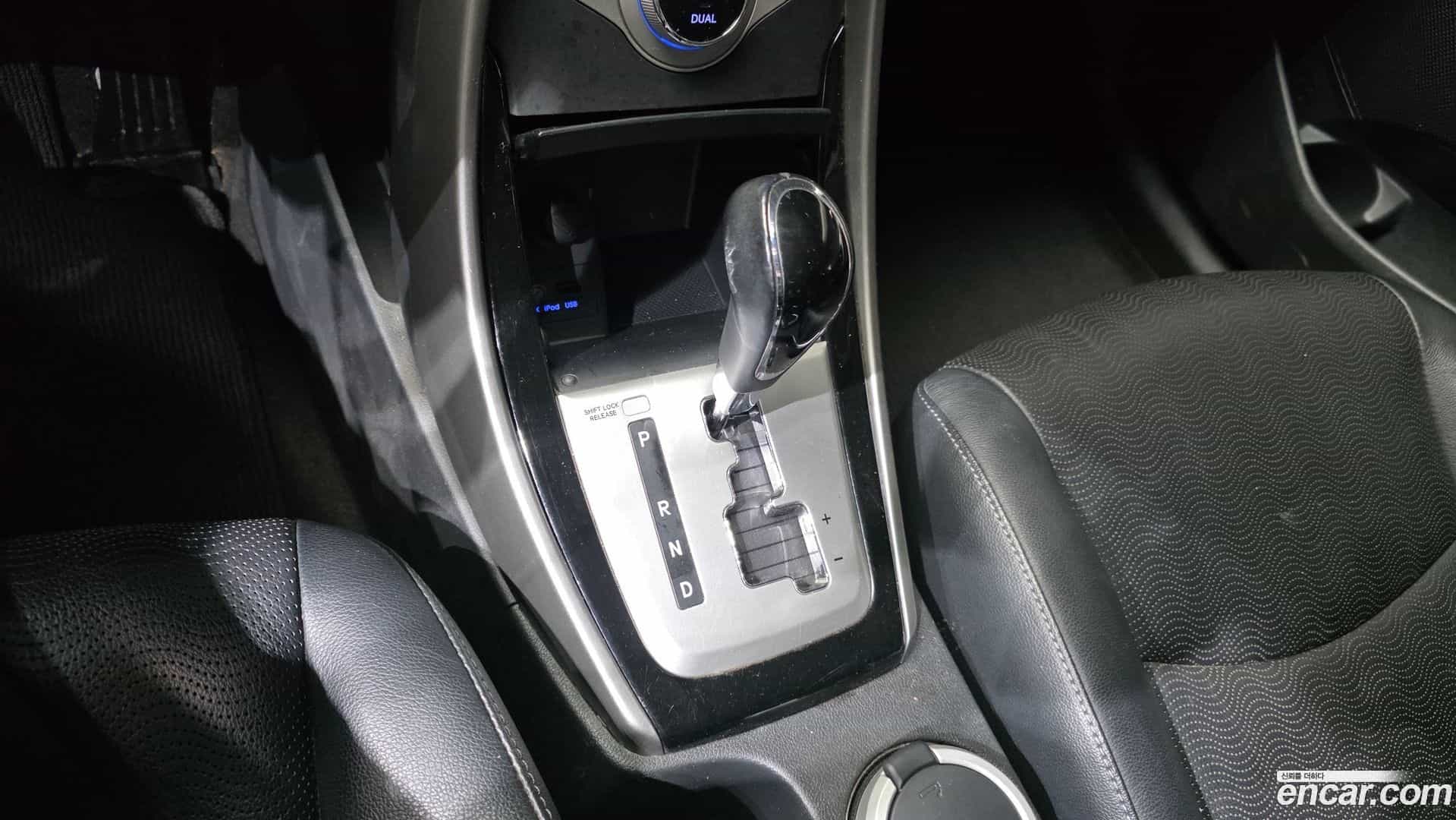 AVANTE Hyundai 2012.2-INNER-009