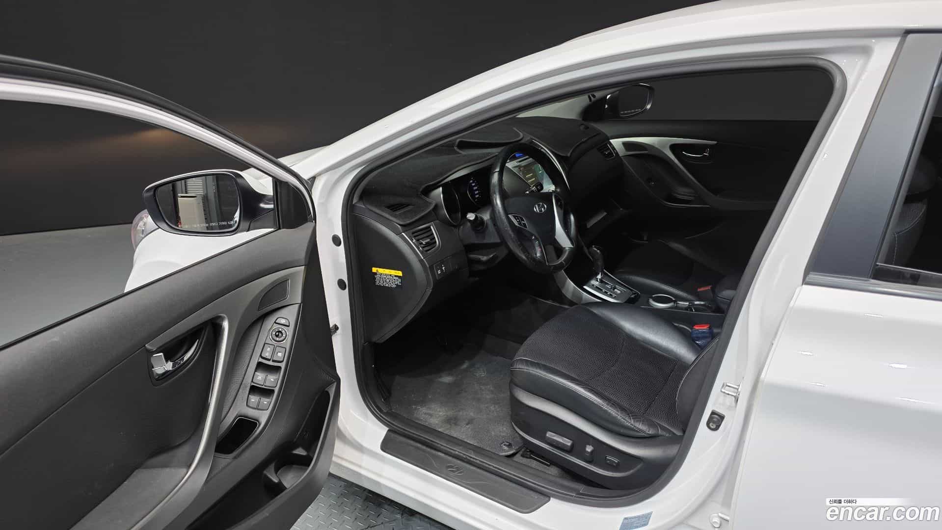 AVANTE Hyundai 2012.2-INNER-010