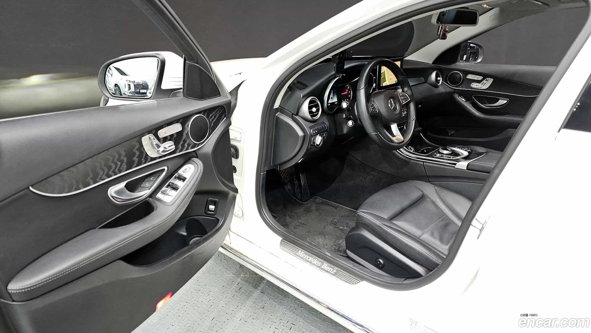 C-Class Mercedes-Benz 2018.0-INNER-010
