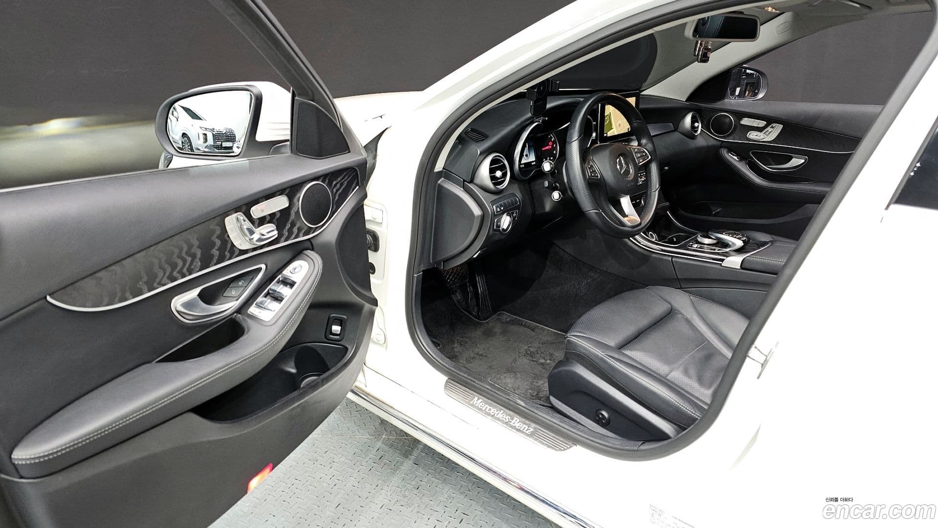 Main__Slider__Photo:C-Class Mercedes-Benz 2018.0-9