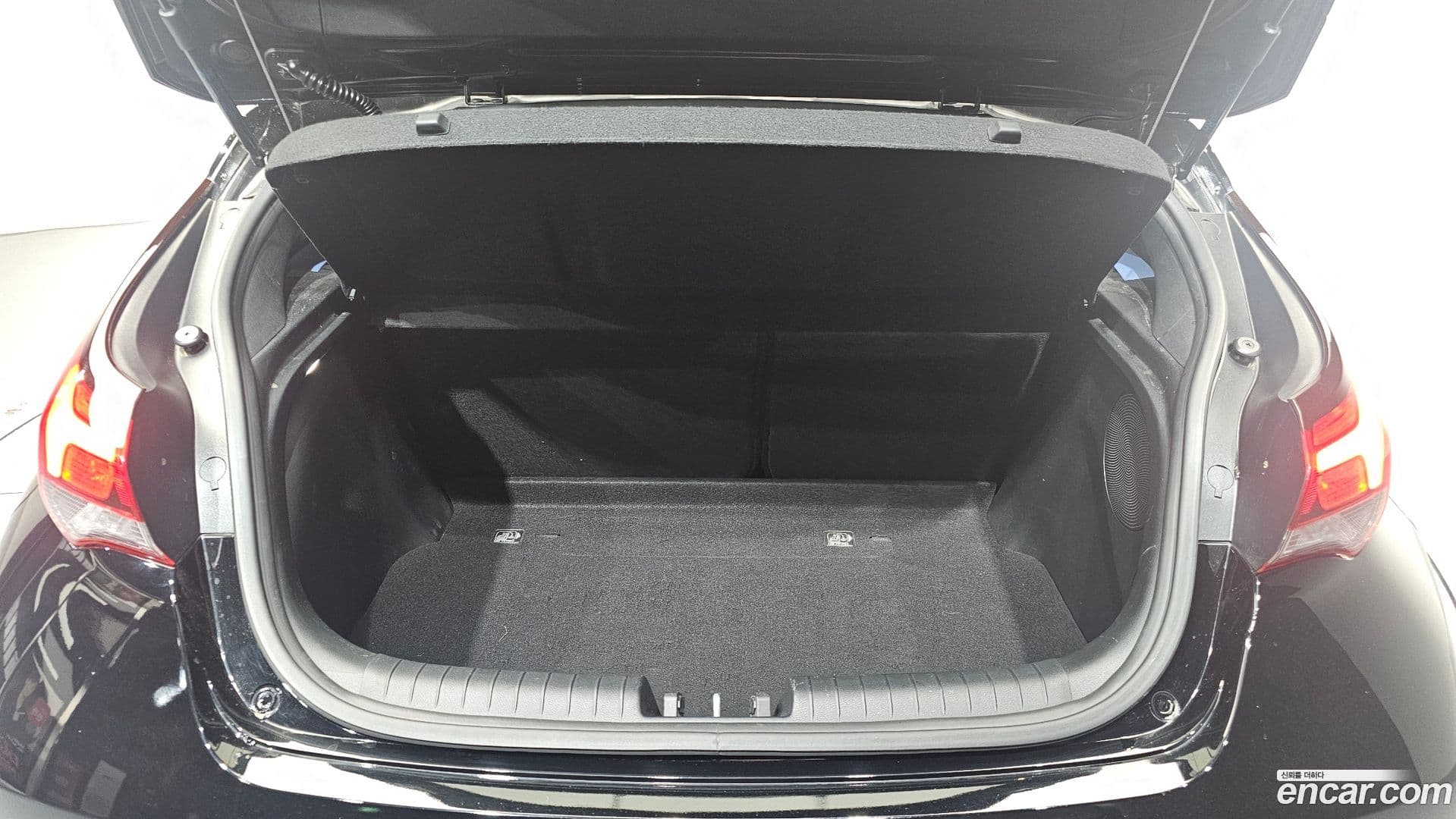 Main__Slider__Photo:Veloster Hyundai 2018.8-19