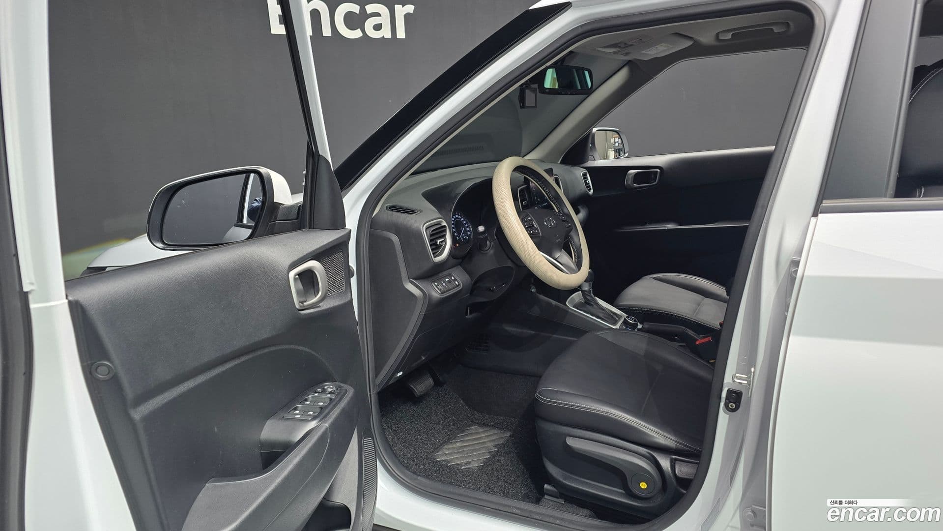 Main__Slider__Photo:Venue Hyundai 2022.0-9