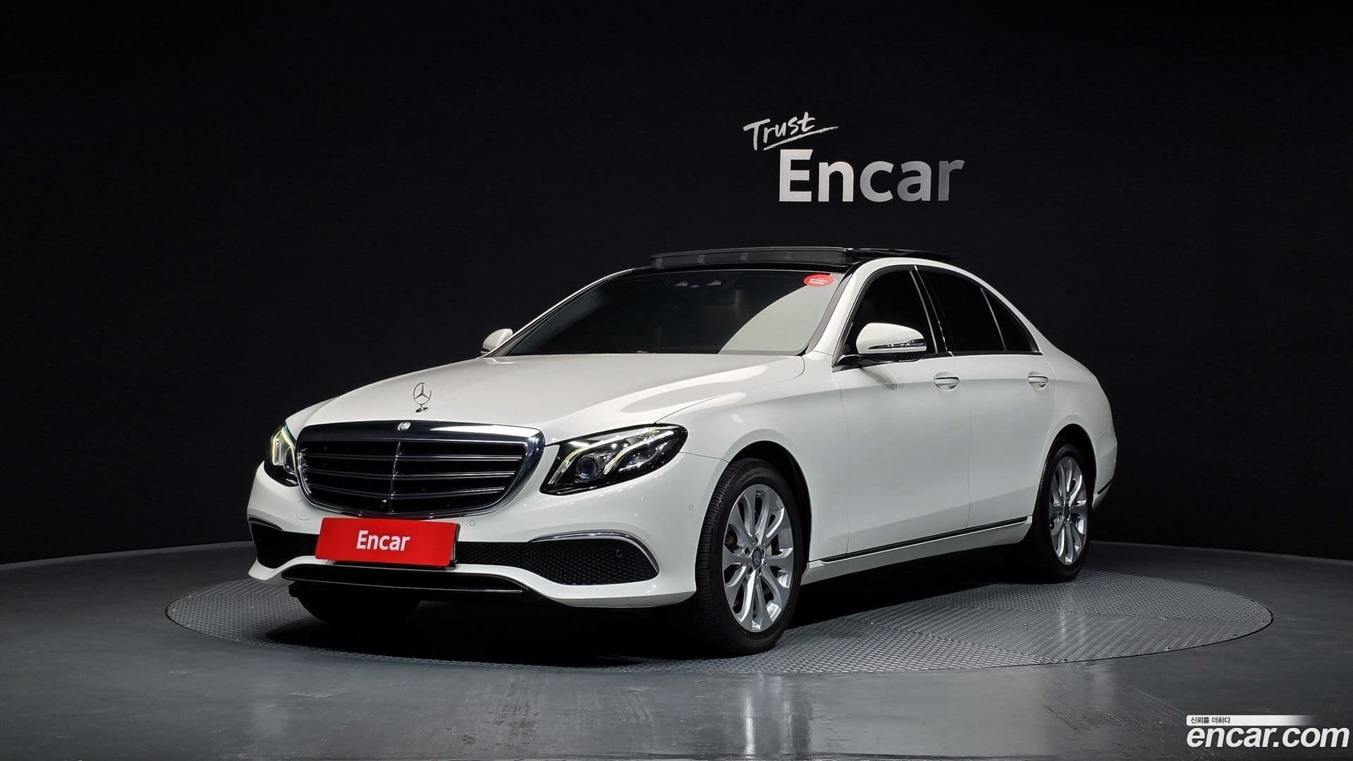 Main__Slider__Photo:E-Class Mercedes-Benz 2017.0-0