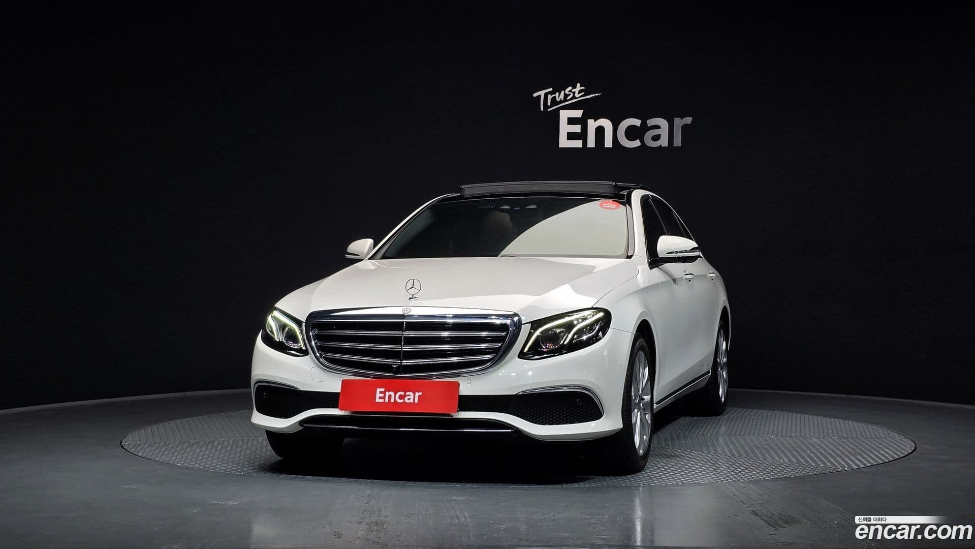 Main__Slider__Photo:E-Class Mercedes-Benz 2017.0-2
