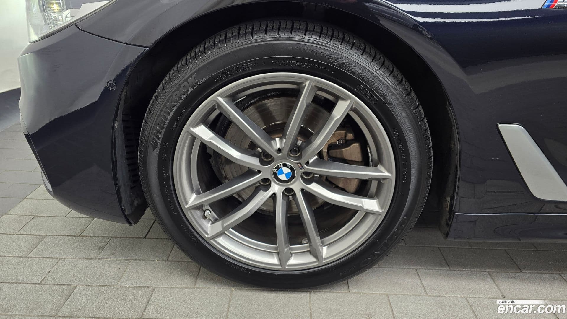 Main__Slider__Photo:5-Series BMW 2019.4-4