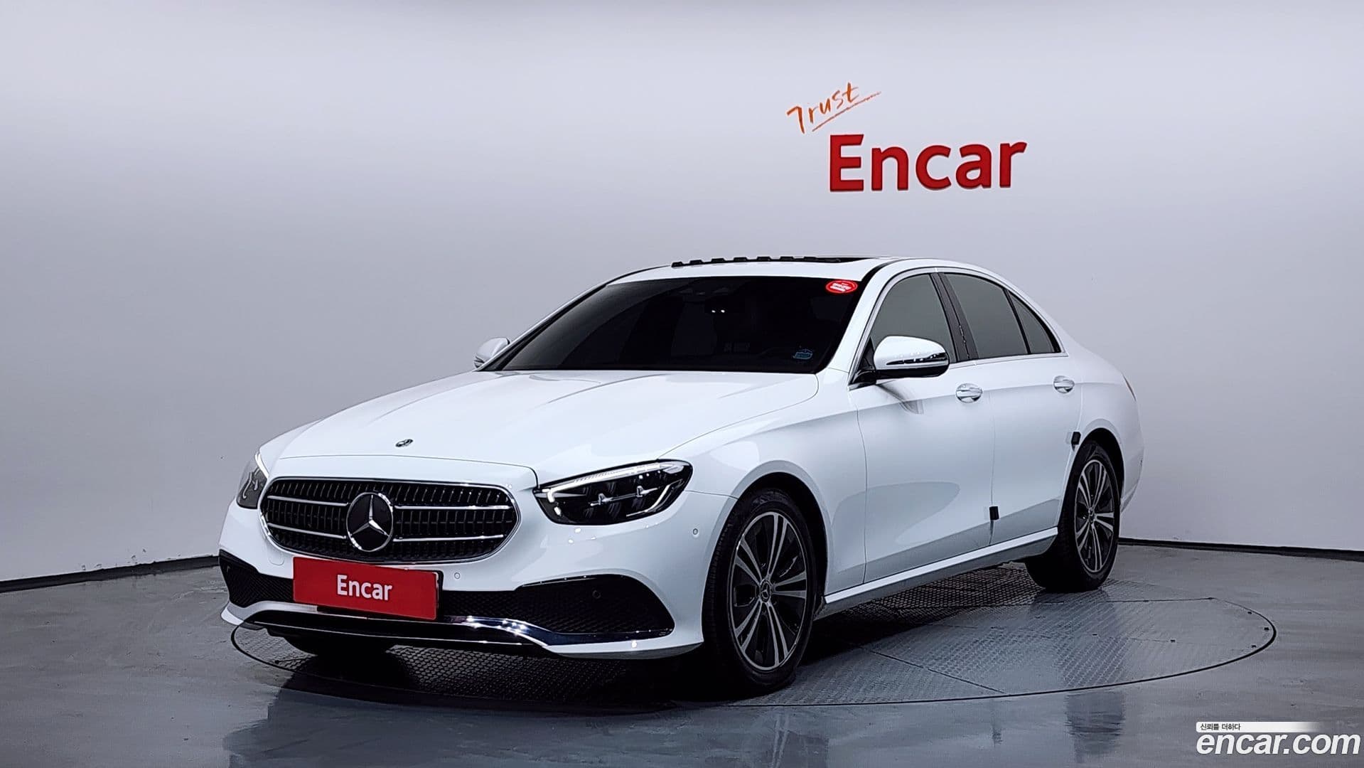 Main__Slider__Photo:E-Class Mercedes-Benz 2021.5-0