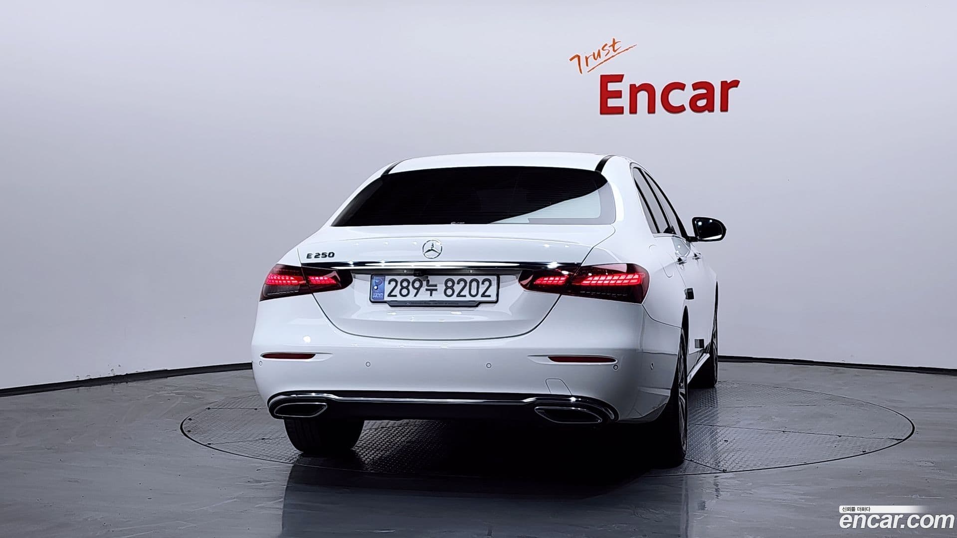 Main__Slider__Photo:E-Class Mercedes-Benz 2021.5-3