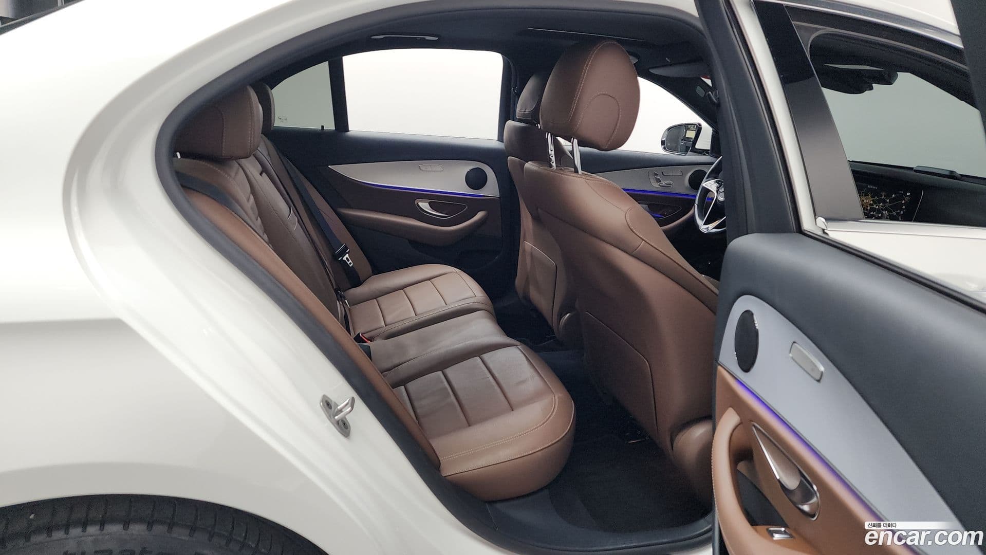 Main__Slider__Photo:E-Class Mercedes-Benz 2021.5-11