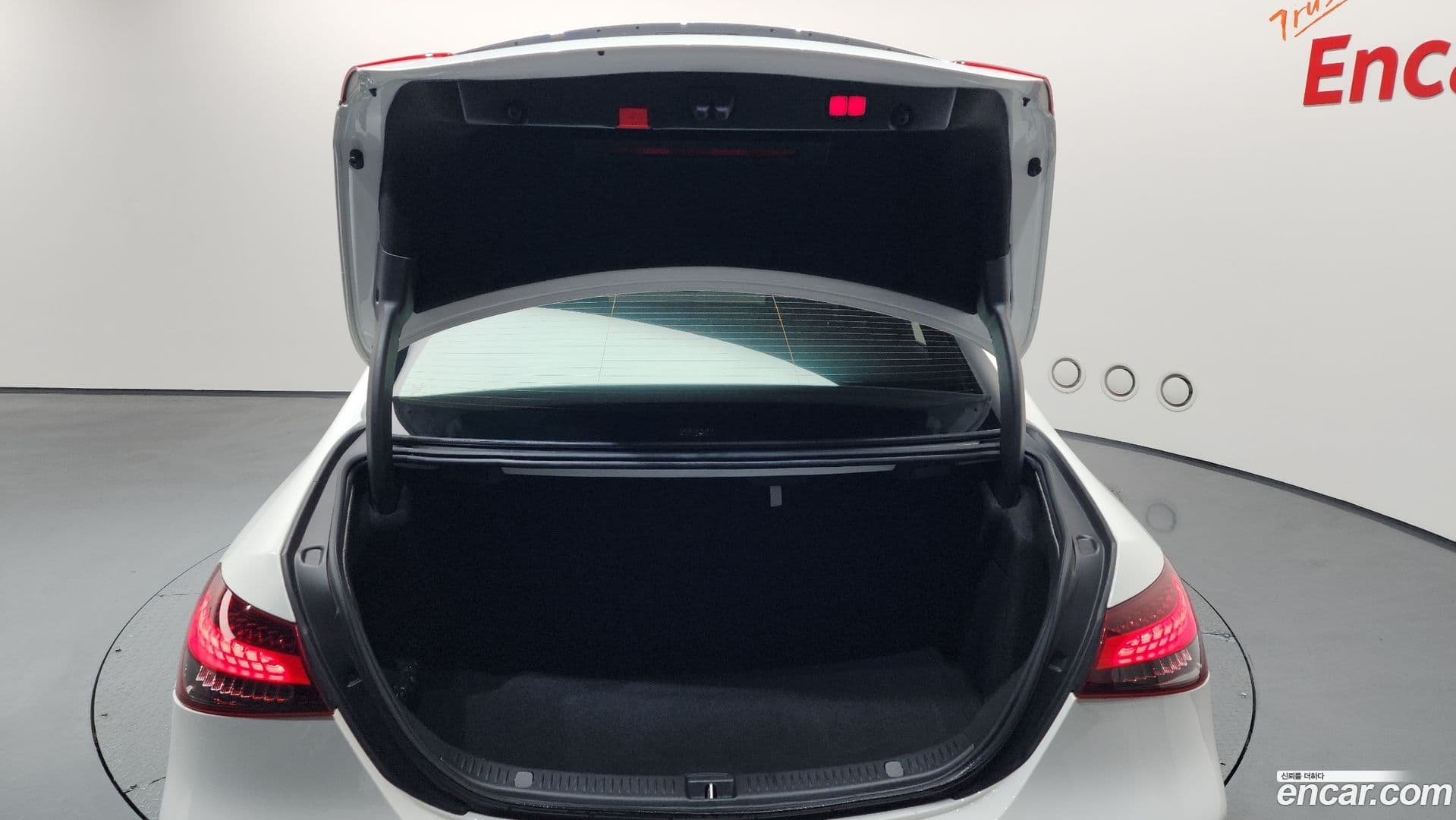 Main__Slider__Photo:E-Class Mercedes-Benz 2021.5-19