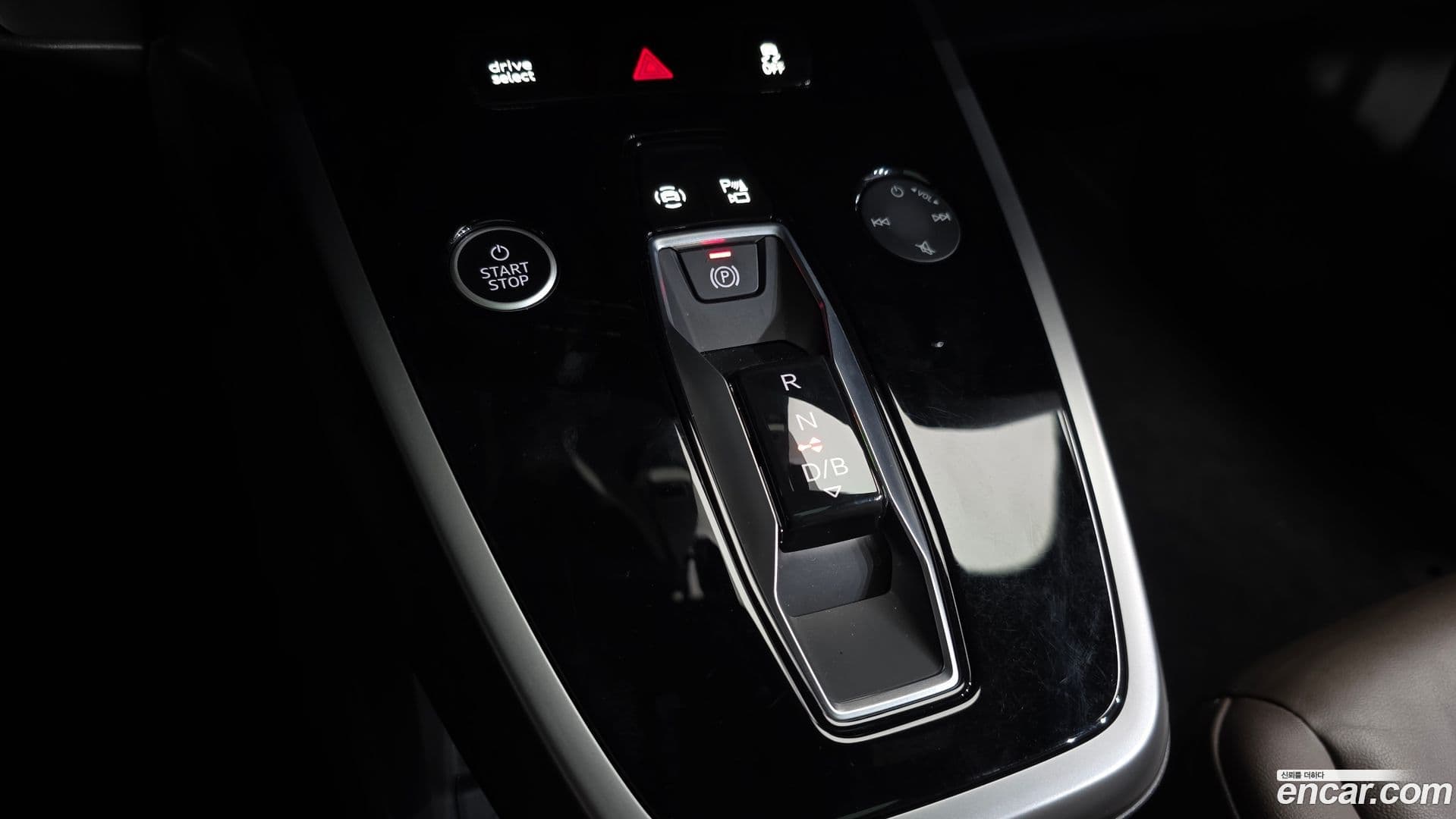 Main__Slider__Photo:Q4 e-tron Audi 2022.9-8