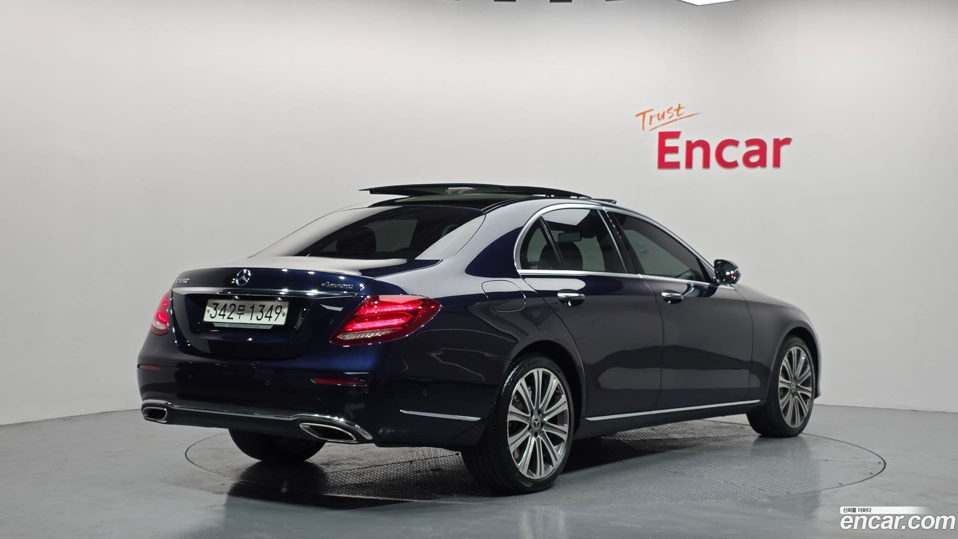 Main__Slider__Photo:E-Class Mercedes-Benz 2019.8-1