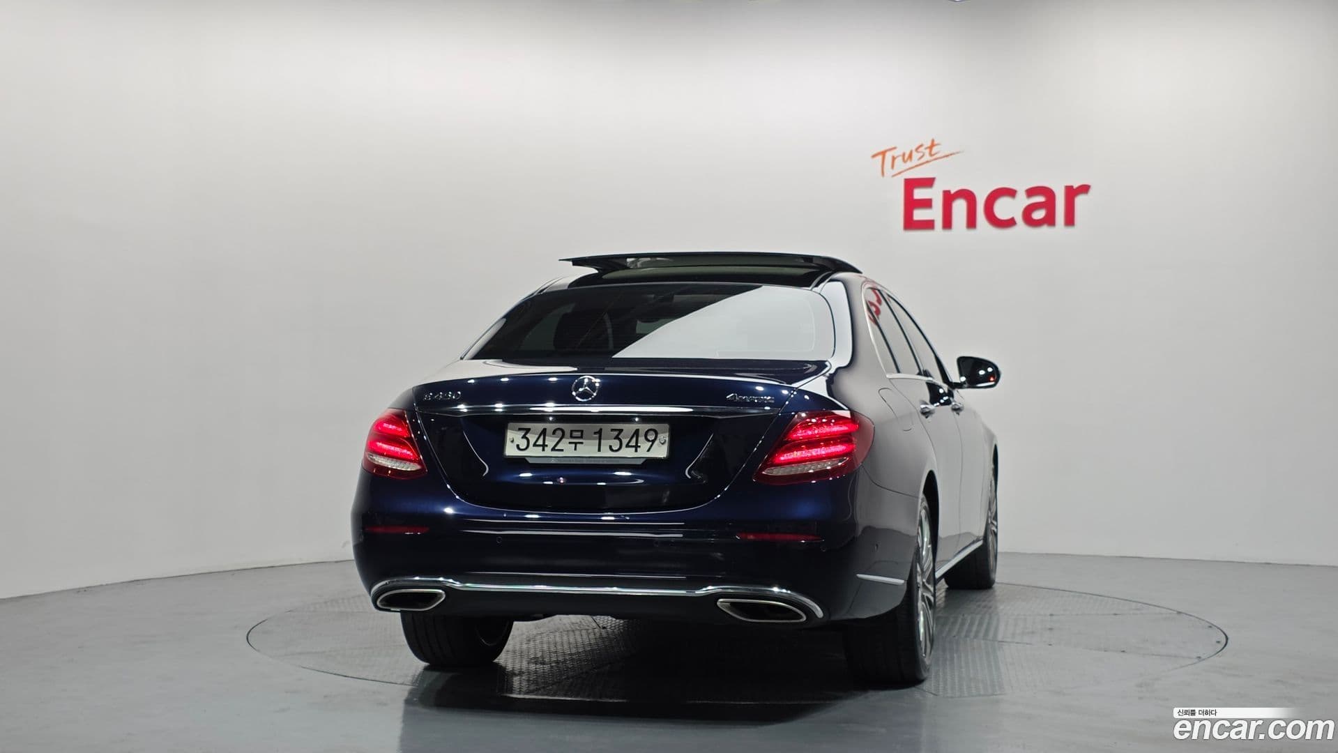 Main__Slider__Photo:E-Class Mercedes-Benz 2019.8-3