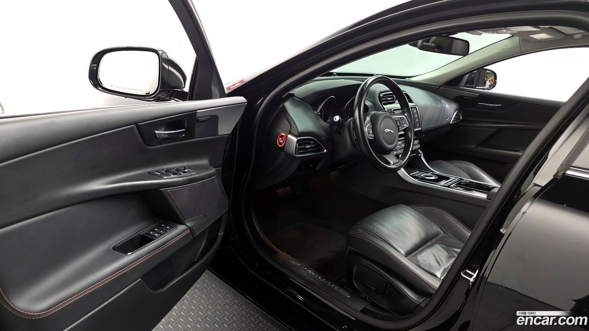 Main__Slider__Photo:XE Jaguar 2015.8-10