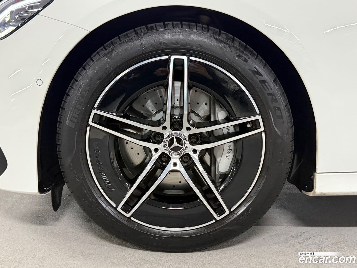 Main__Slider__Photo:E-Class Mercedes-Benz 2024.7-16