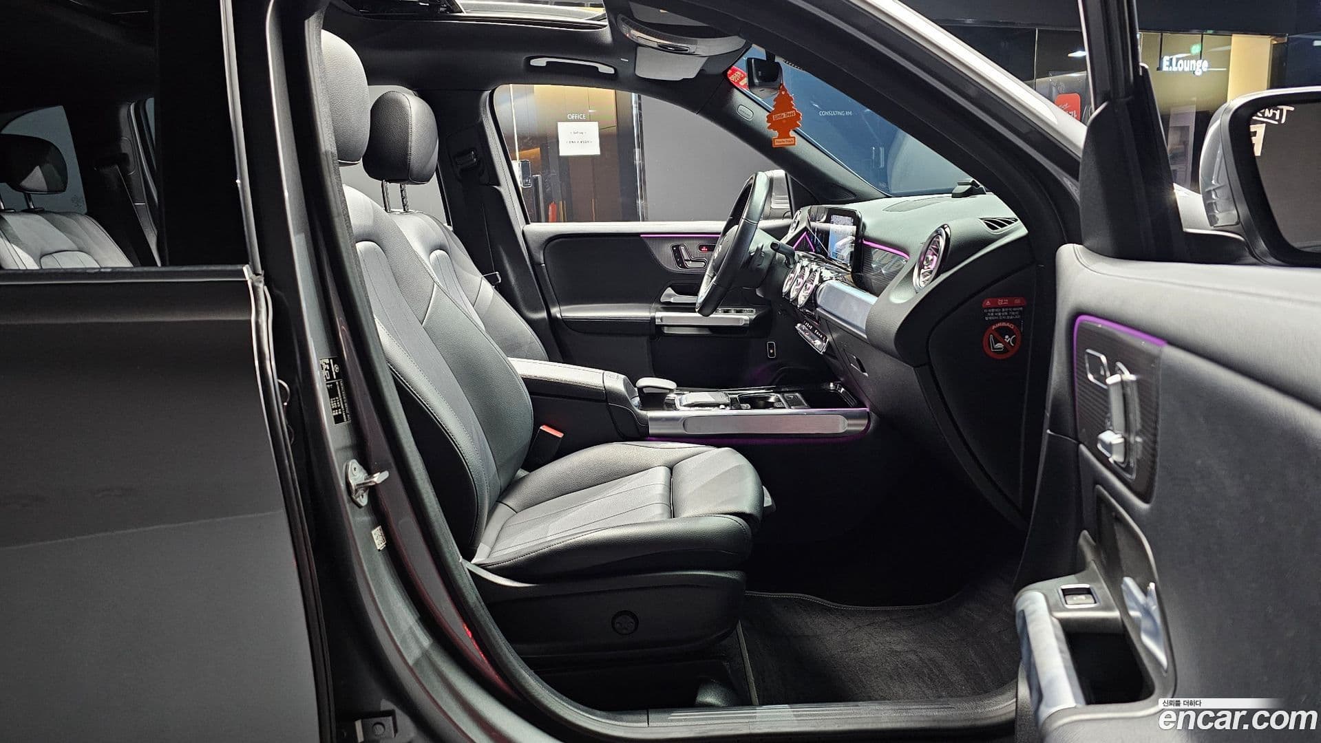 Main__Slider__Photo:GLB-Class Mercedes-Benz 2021.4-9