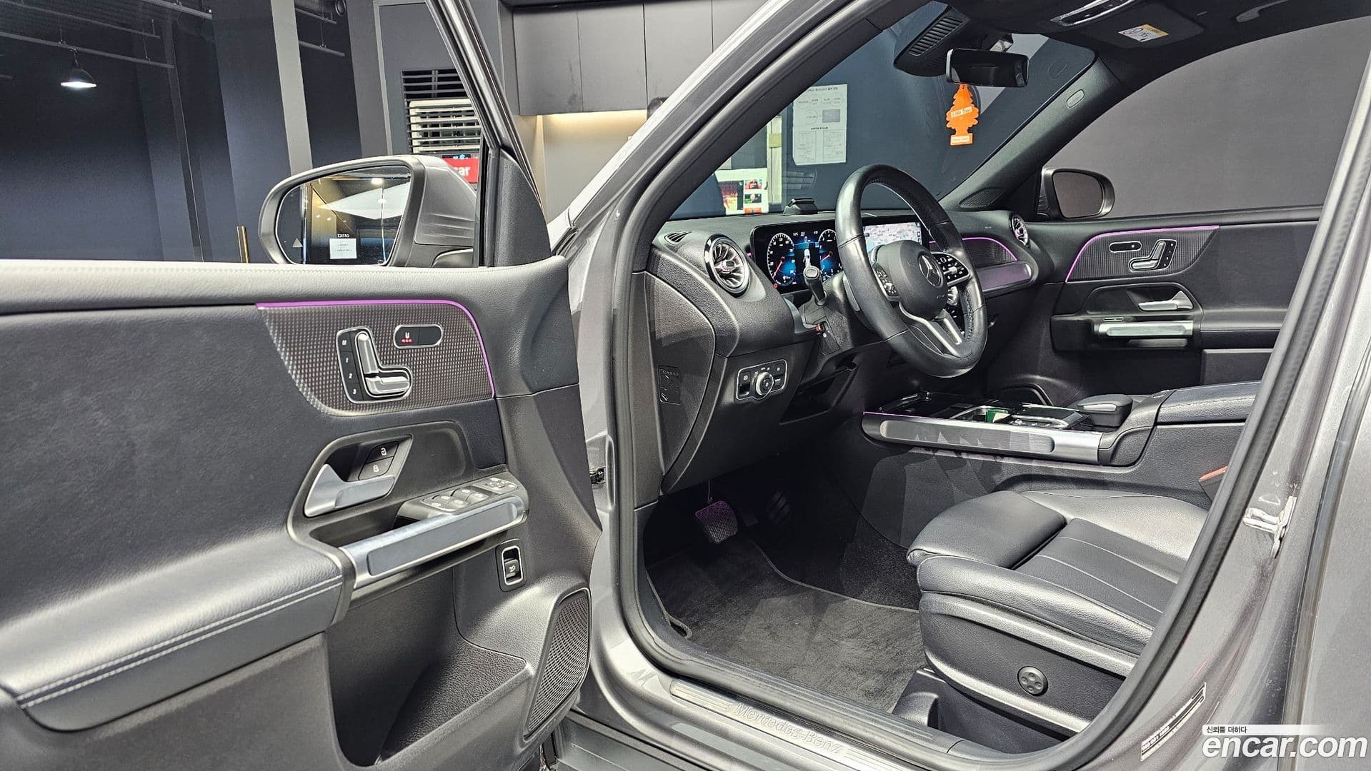 Main__Slider__Photo:GLB-Class Mercedes-Benz 2021.4-10