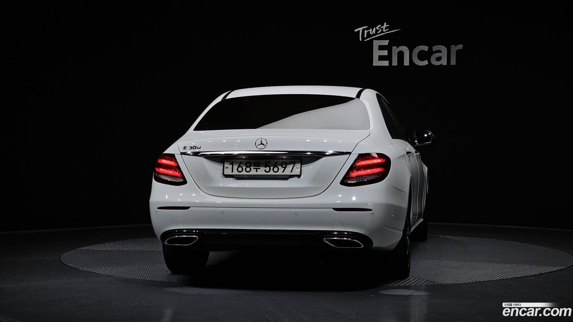 Main__Slider__Photo:E-Class Mercedes-Benz 2020.3-3