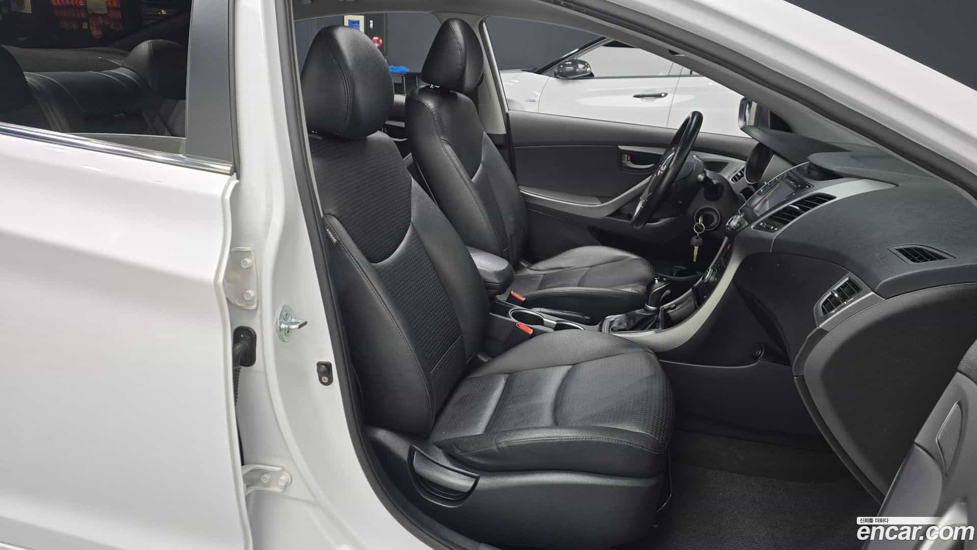 AVANTE Hyundai 2015.1-INNER-010