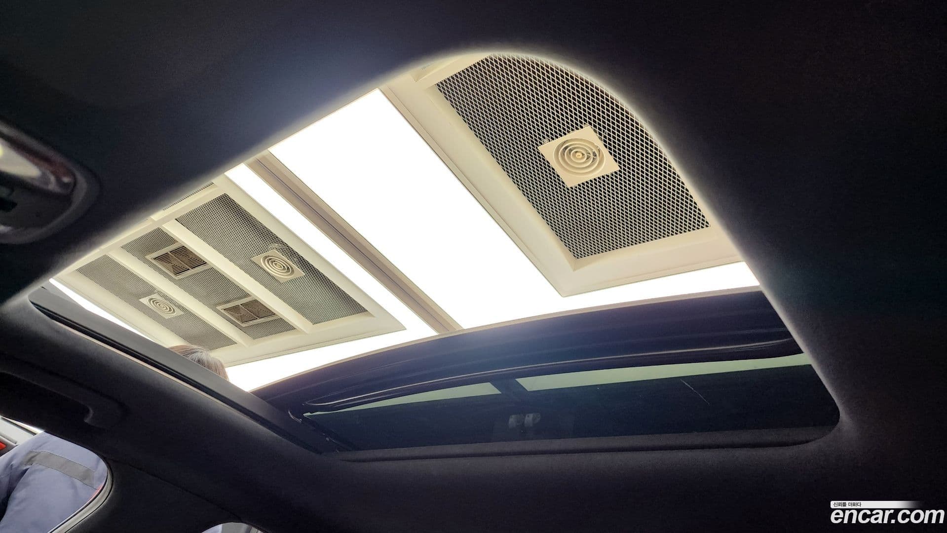 Main__Slider__Photo:Stinger Kia 2022.1-17