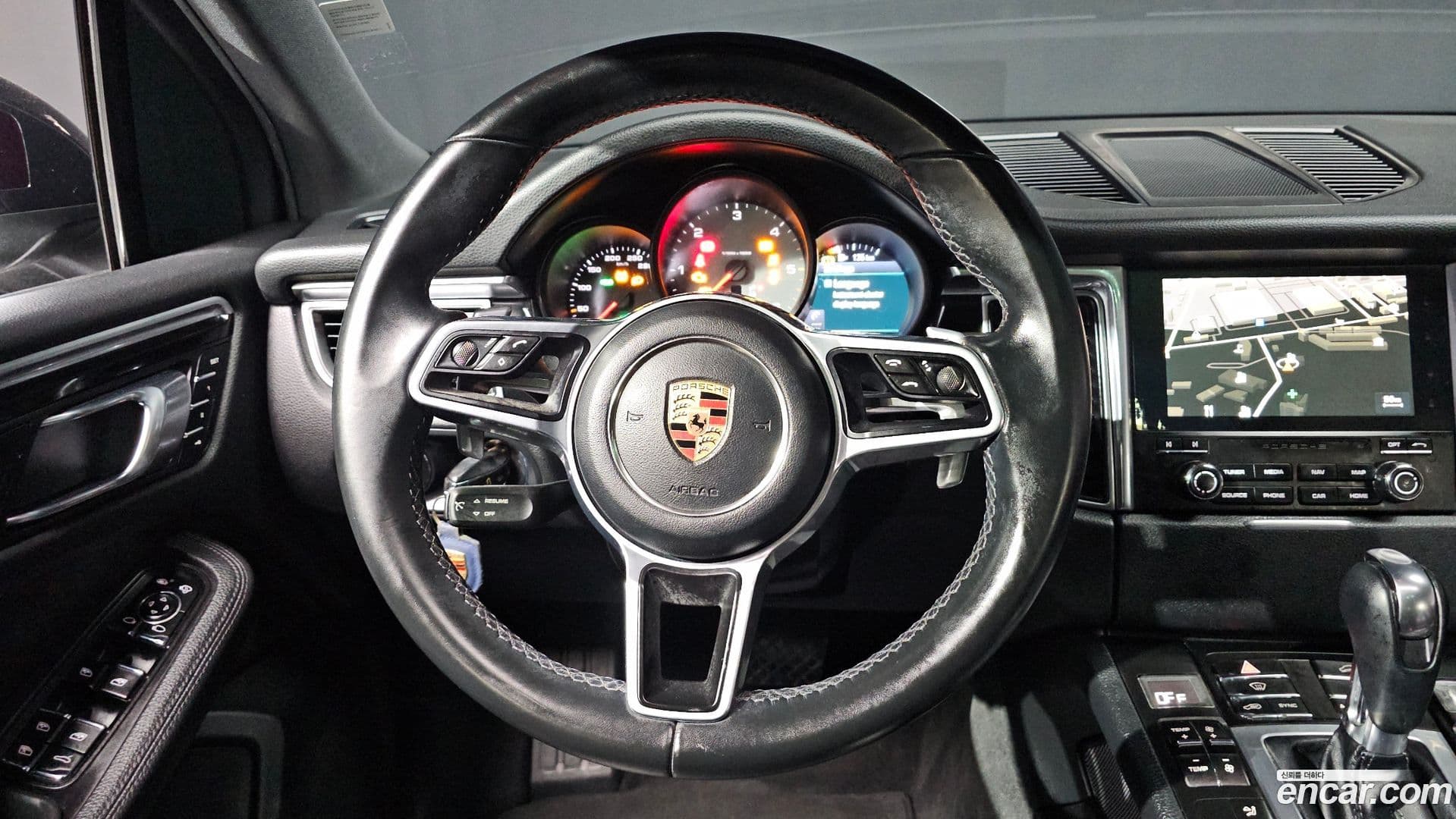 Main__Slider__Photo:Macan Porsche 2017.11-10