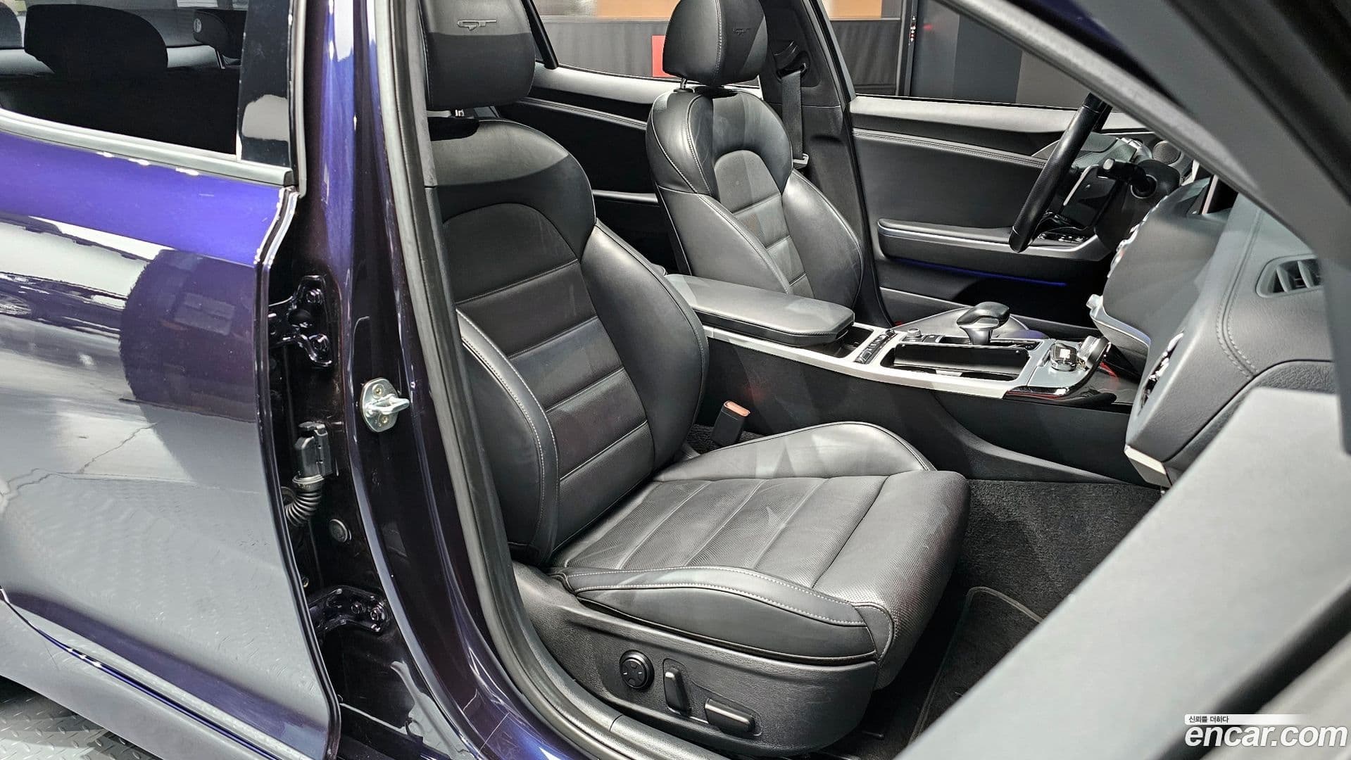 Main__Slider__Photo:Stinger Kia 2019.1-9