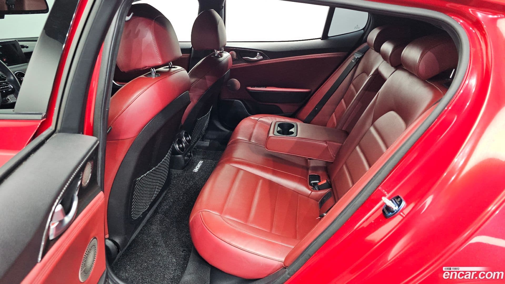 Main__Slider__Photo:Stinger Kia 2020.4-10