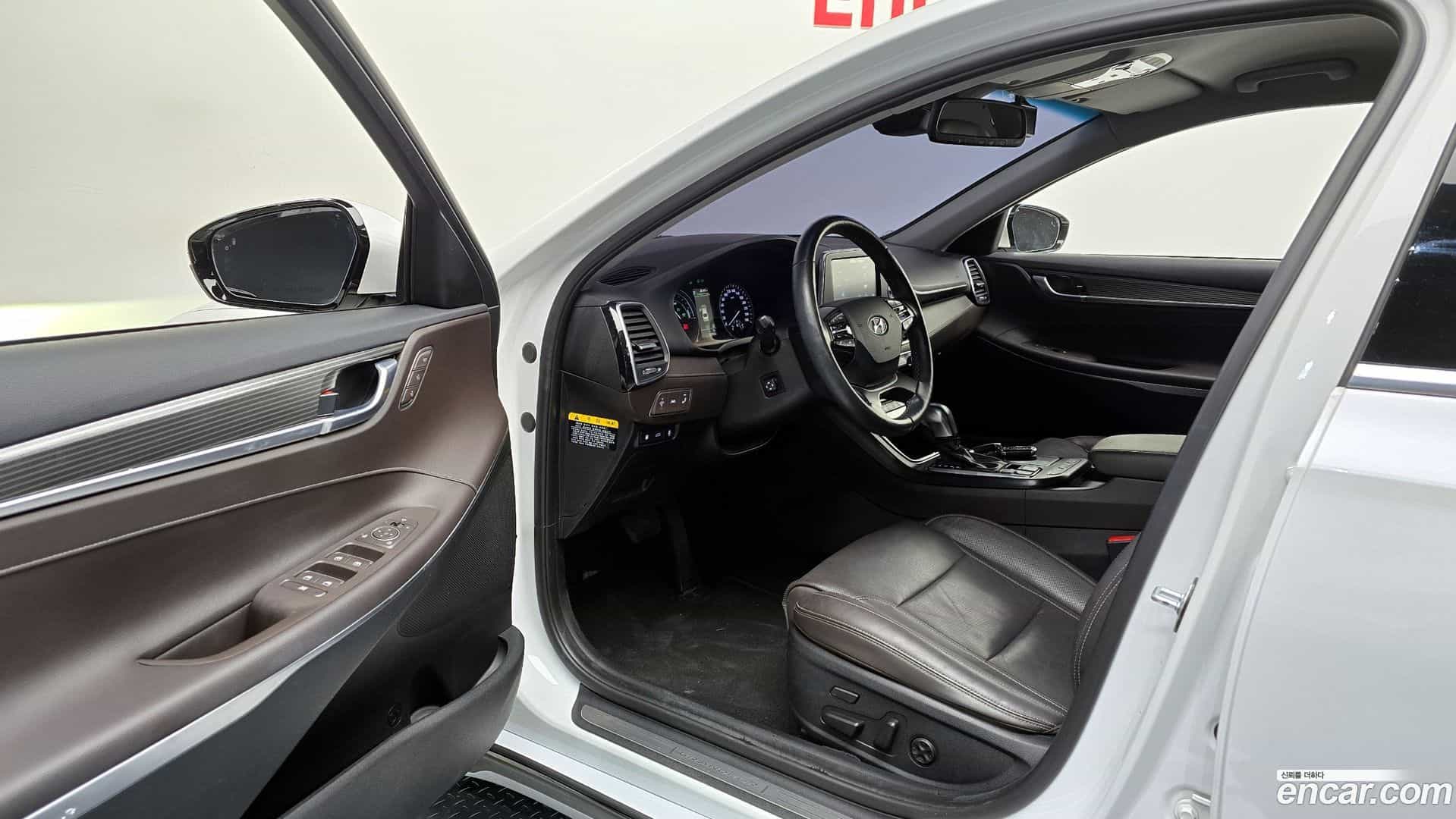 Grandeur Hyundai 2018.8-OPTION-015