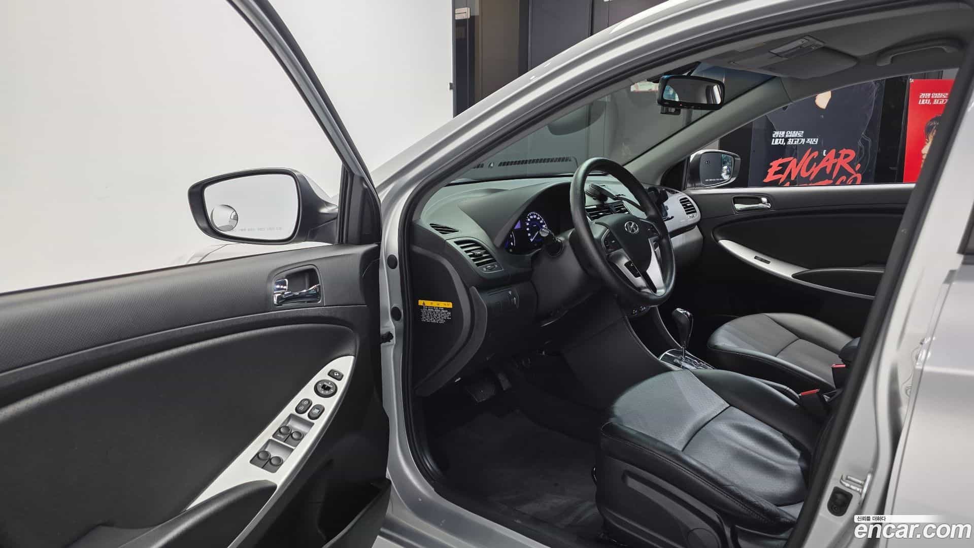 Accent Hyundai 2012.11-INNER-010