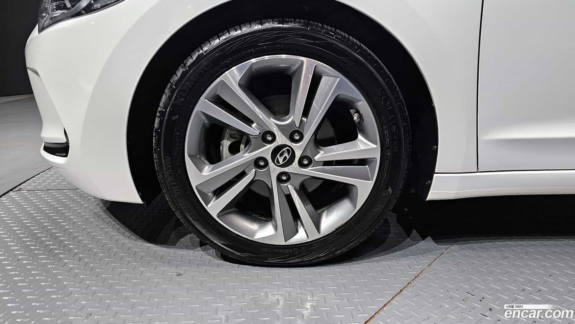 AVANTE Hyundai 2016.9-OUTER-005