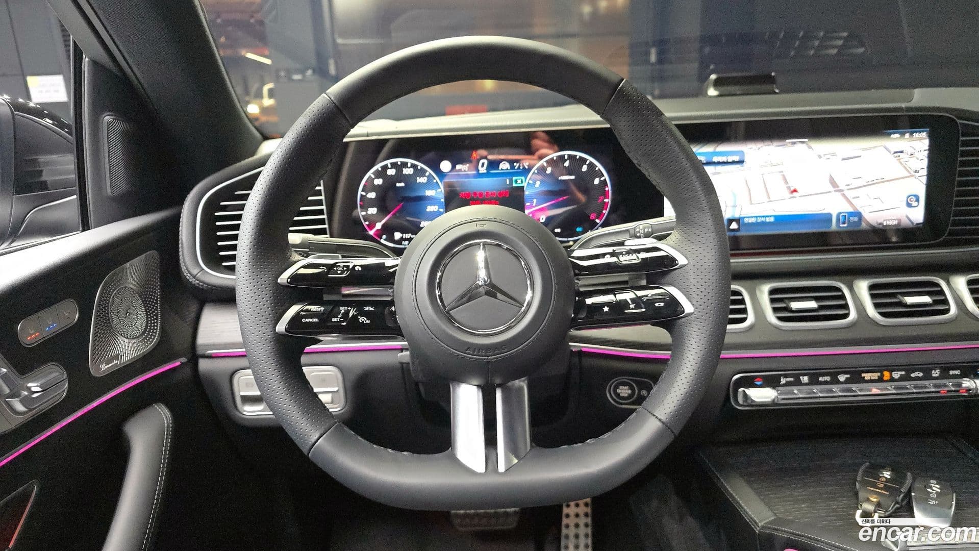 Main__Slider__Photo:GLE-Class Mercedes-Benz 2025.11-12