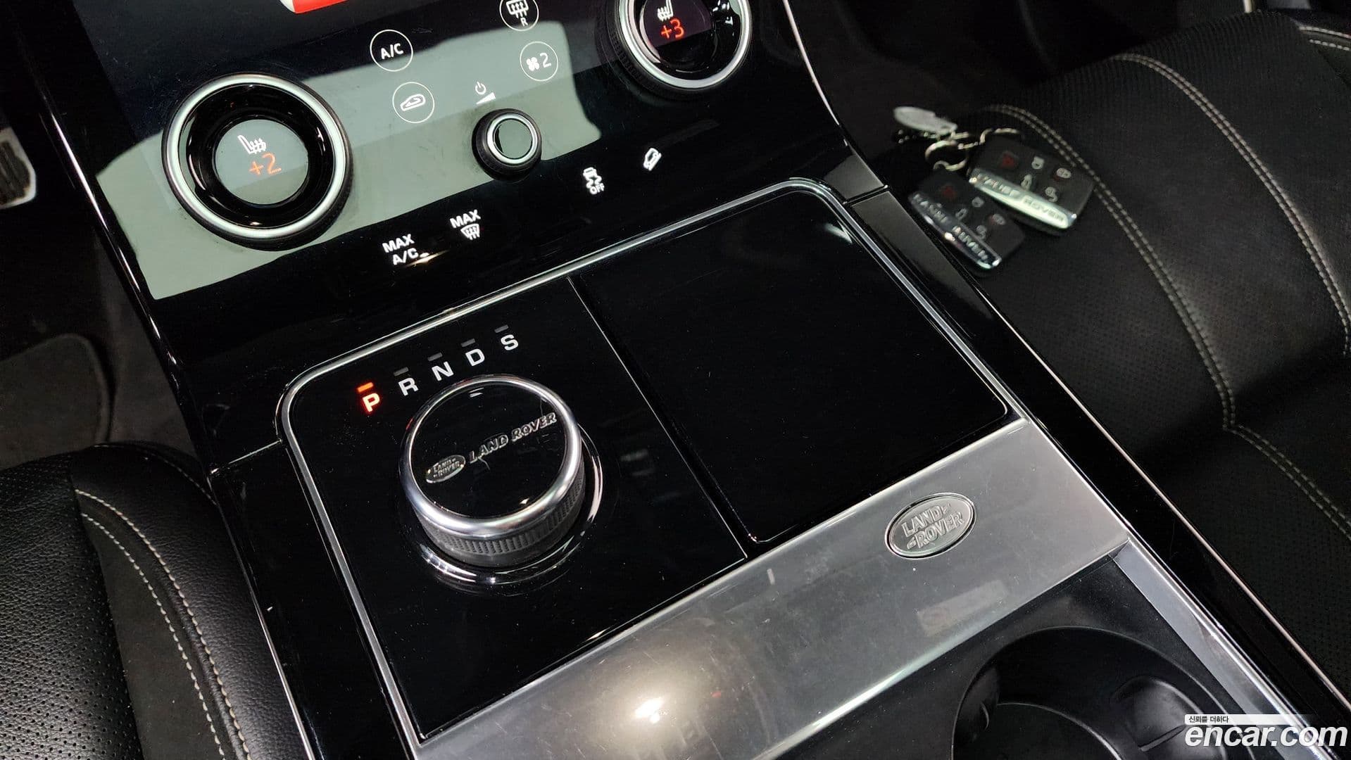 Main__Slider__Photo:Range Rover Velar Land Rover 2018.6-8